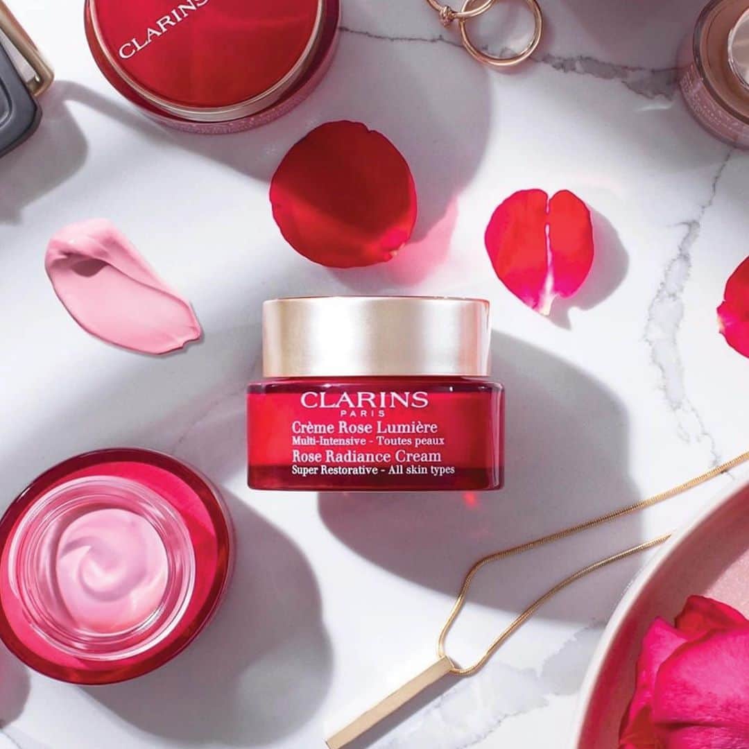 Clarins Australiaさんのインスタグラム写真 - (Clarins AustraliaInstagram)「Add a hint of rosiness to your daily skincare routine 🌹. Our Super Restorative Rose Radiance Cream is infused with highly effective botanical ingredients to rejuvenate and smooth the skin, with a rosy tint for an instant complexion lift. ⁣ ⁣ 📸 Image via @clarinsuk⁣ ⁣ #ClarinsAus #ClarinsSkincare」11月6日 18時31分 - clarinsanz