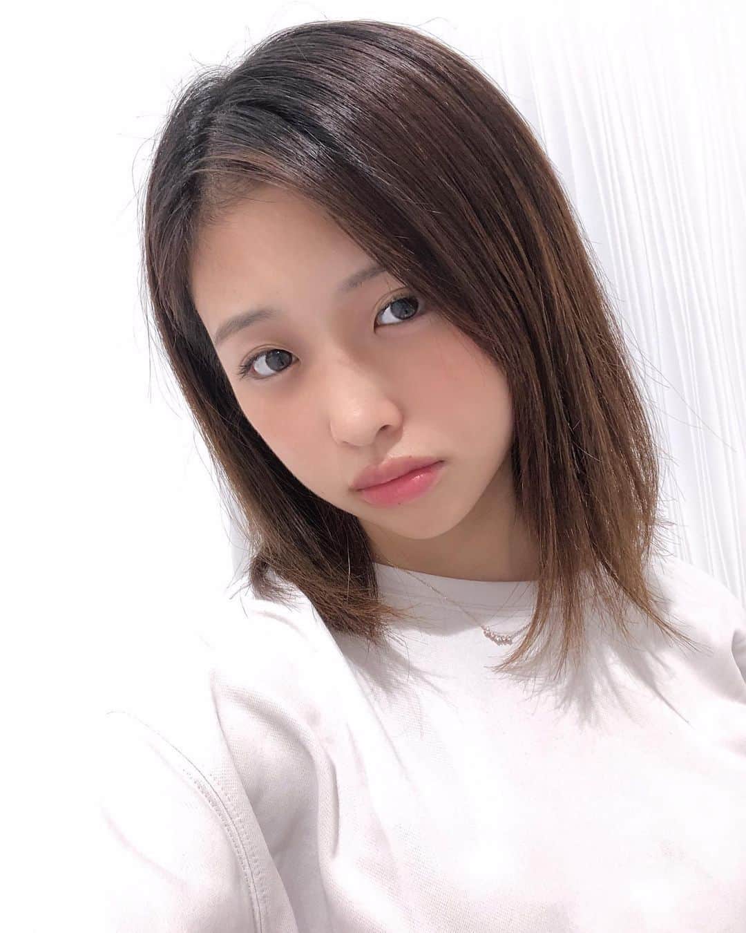石井美音奈のインスタグラム：「東京中央美容外科上野院　@tcb_ueno  橋本先生 @tcb.hashimoto のもとで リフトアップ（ソノクイーン）最後の経過観察しに行ってきたよ！ ビフォーアフター見て少しだけ変わったかな？！ 元々顎ラインはシュッとしてるタイプだから分かりにくいと思うけど。 可愛くなりたいと思う事をやめたくないから、少しでも変わってたら嬉しい^_^ 少しずつ変化で数年後、全然違うねってってみんなに思って貰えるようにこれからも美を追求したいな  #リフトアップならTCB東京中央美容外科　#美容整形ならTCB東京中央美容外科　#東京中央美容外科上野院　#東京中央美容外科 #美容外科　#上野　#橋本祥平　#ソノクイーン　#HIFU　#リフトアップ　#pr #ハイフ」