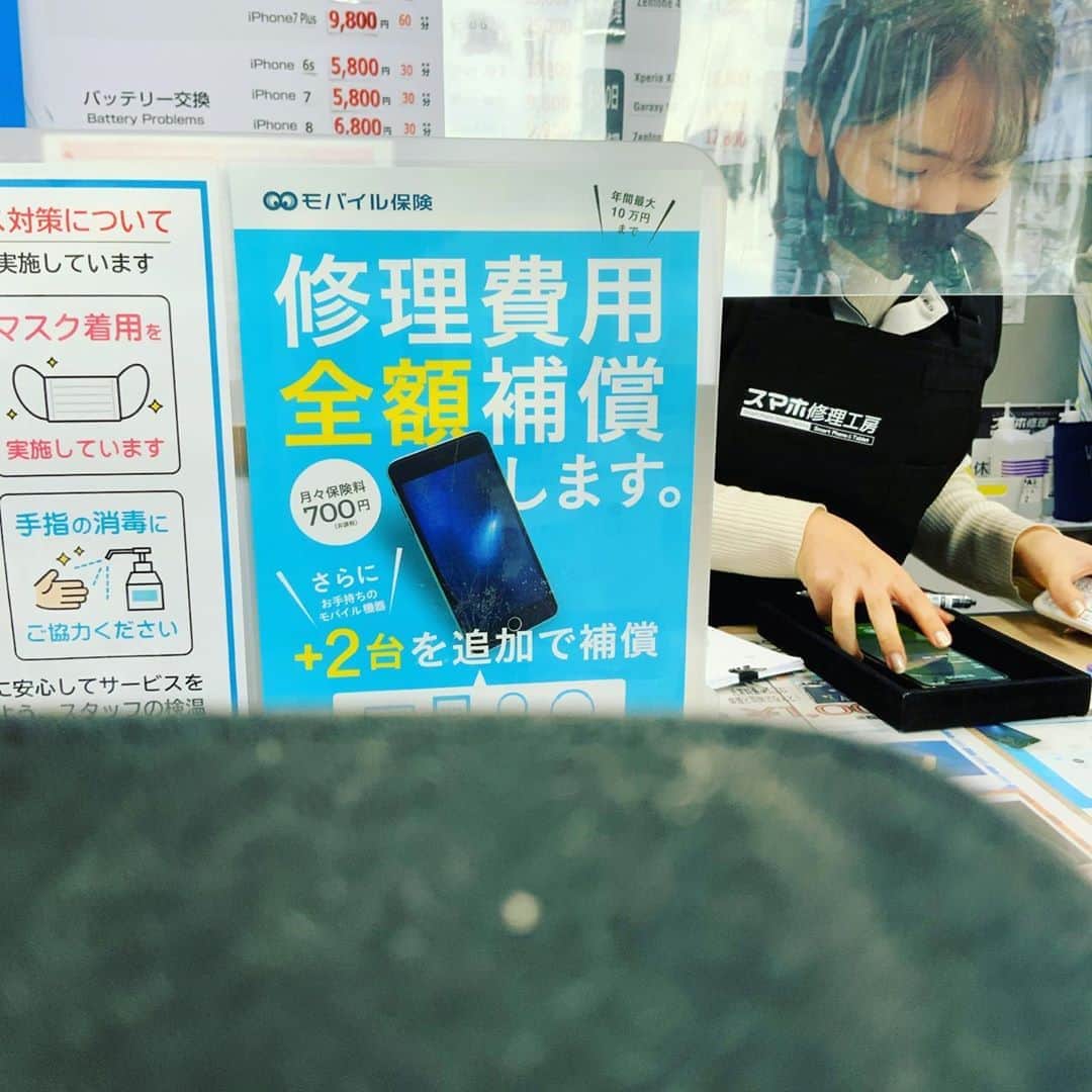 のインスタグラム：「羽田から報知新聞本社へ！駐車場でスマホ落としたら📱使えなくなってもたー！日本盛の広告の仕事してからスマホ修理屋探して大井町駅へ！修理何日もかかるらしく、ソフトバンクショップへ！機種変しようとしたら機種在庫切れ、代替え機借りて電話かかってくるだけ！アドレスも移動できず、暫くはiPad持ち歩かなあかん！奥さんショートメール送ってくれー」