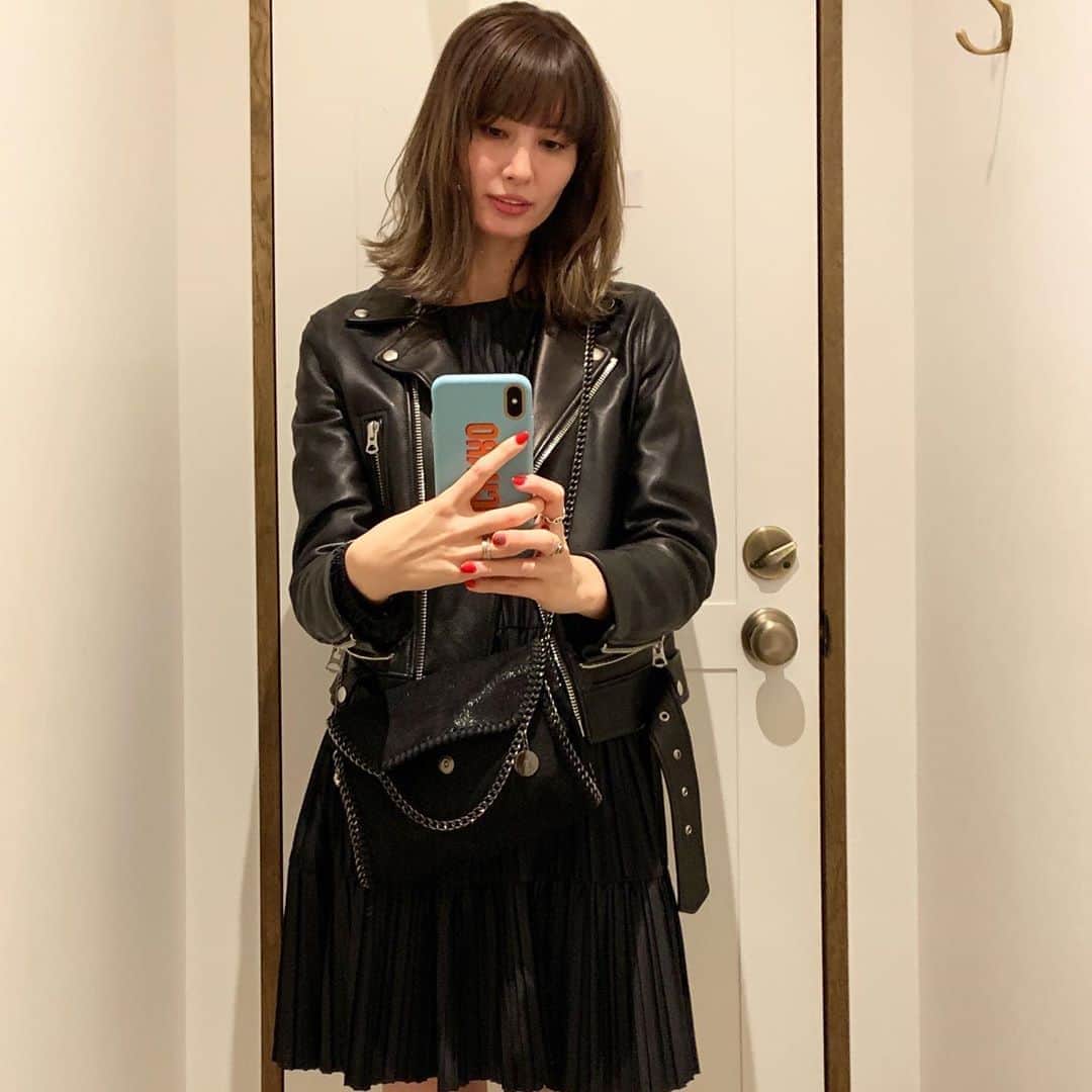 高松チェルシーリナのインスタグラム：「. 人生で一番頑張って伸ばした髪の毛を、本日切りました✂️💇‍♀️ 長いのもとっても気に入っていたんだけどね.... なんせ、下ろしてもベビに引っ張られるので、ほっとんど結んでて😂😂 もういいや！切っちゃえ！と思い、気分転換も含め切りました✂️ 思いっきりショートにはしなかったけど、とっても気に入ってる🥰🥰 バッツリラインの、ロブヘアー✨ 今回も @kakimotoarms にてカラーカットしてもらいました♪ カラーも、前回のハイライトを活かしたアッシュカラーにしてもらって、めちゃいい色！！ 担当はいつもお世話になっている くみちゃん @azuma.kumi です🤤 いつもありがとう🤸✨✨ . #kakimotoarms#カキモトアームズ#銀座2丁目店#ミディアムヘア#ロブ#アッシュカラー#女の子ママ#0歳児ママ」