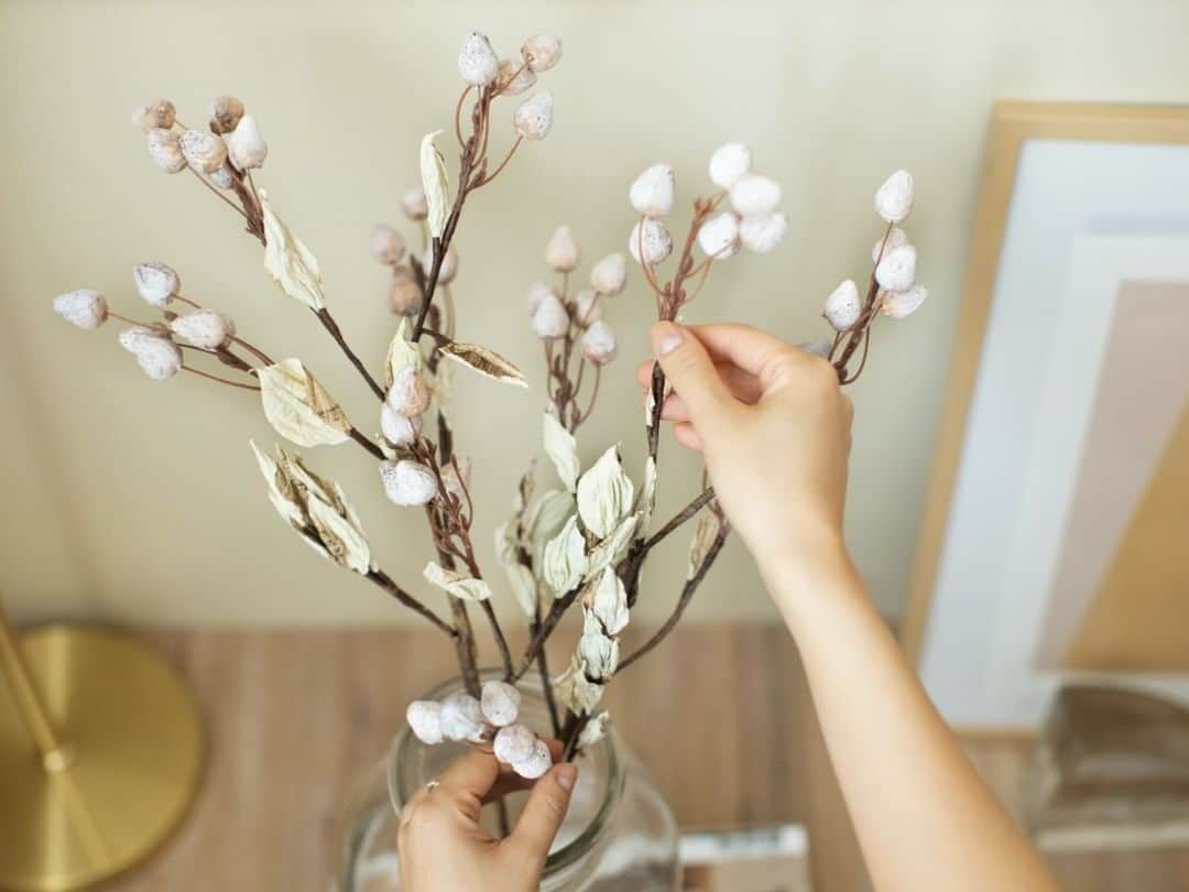 オルネ ド フォイユさんのインスタグラム写真 - (オルネ ド フォイユInstagram)「【 new style Artificial flower  あたらしい "造花" のすすめ -秋冬編- 】﻿ ﻿ 「造花」について、どんなイメージをお持ちでしょうか？﻿ ﻿バリエーションが少ない？安っぽくて、飾るのはちょっと恥ずかしい？  そんなイメージを変えてくれる “あたらしい造花“ として、今夏に当店でご紹介し好評をいただいた「アーティフィシャルフラワー」。  本日、秋冬らしいカラーのものが新入荷しました！  生花では手に入りにくい品種を長く飾ることができたり、置き場所や水の心配をしなくていいのが造花の良いところ。  ワイヤーが入っているので、曲げて使ったり、好きなところでカットしたり。デコレーションアイテムとして、アレンジしやすいのも魅力です。  生花が好きな方にも、これまでとは違う楽しみ方ができる “プロダクト” として、おすすめしたいアイテムです！  ●こちらの商品はWEBショップにて販売しております。   ———————————————﻿  ◯WEBショップに関するお問い合わせ◯﻿  オルネ ド フォイユWEBショップ﻿  TEL：03-6876-7832　﻿  （午前10時～午後6時／土日祝定休） ﻿ e-mail：order@orne.co.jp  #花のある暮らし #造花 #artificialflower #アーティフィシャルフラワー #秋冬インテリア #display #ディスプレイ #ディスプレイ什器 #デコレーション #デコレーションアイテム #パーティーデコレーション #北欧雑貨 #北欧ナチュラル #北欧風インテリア #北欧デザイン #インテリア #インテリアショップ #インテリア雑貨 #雑貨 #暮らしの道具 #リビングインテリア #海外インテリア #リノベーション #gallery #livstagrammer #暮らしを楽しむ #心地よい暮らし #丁寧な暮らし #ornedefeuilles #オルネドフォイユ」11月6日 18時30分 - ornedefeuilles