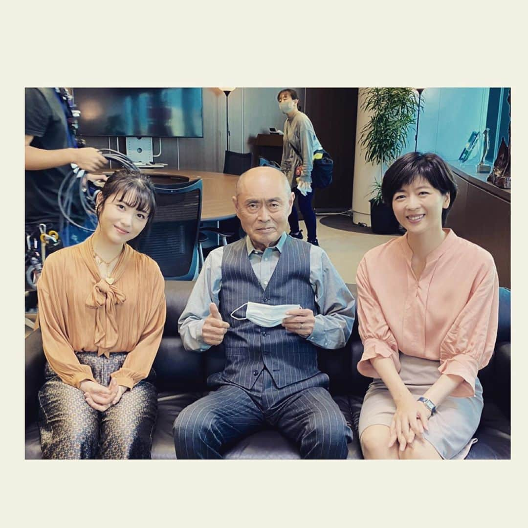 浜辺美波さんのインスタグラム写真 - (浜辺美波Instagram)「今夜22時からは!! 『タリオ~復讐代行の2人~』 NHKにて第5話放送🐮  今回は、 25年前に妻を殺した犯人を探し出して欲しいという依頼。 既に時効を迎えている事件ではある今回の依頼ですが、黒岩と真実はどうするのか🐮  ちょっと切ない終わり方でした。監督が編集しながら泣いちゃったと聞いたり聞かなかったり🐮 わたしも観るのたのしみです!!  2枚目~4枚目の写真 なにかわかりますかー??🐮 このドラマのメイクチームと衣装チームは以前から何度もお世話になっている方々でした🐰  でー!!  今回の役名が 『白沢真実』と『黒岩賢介』で 色が入っている!!ということで 撮影の日に皆で同じ色の私服を 着てこよう!!という企画をしてまして🐮  2枚目は 紫 3枚目は 赤  (色分かりにくくなっちゃった) このポーズわかる方はわかりますかね🐮今回浅香唯さんが出演されたということで、色んなパロディを作中でも。 4枚目は オレンジ です!! ⚠️買い足すのはNGというルール」11月6日 18時39分 - minami_hamabe.official