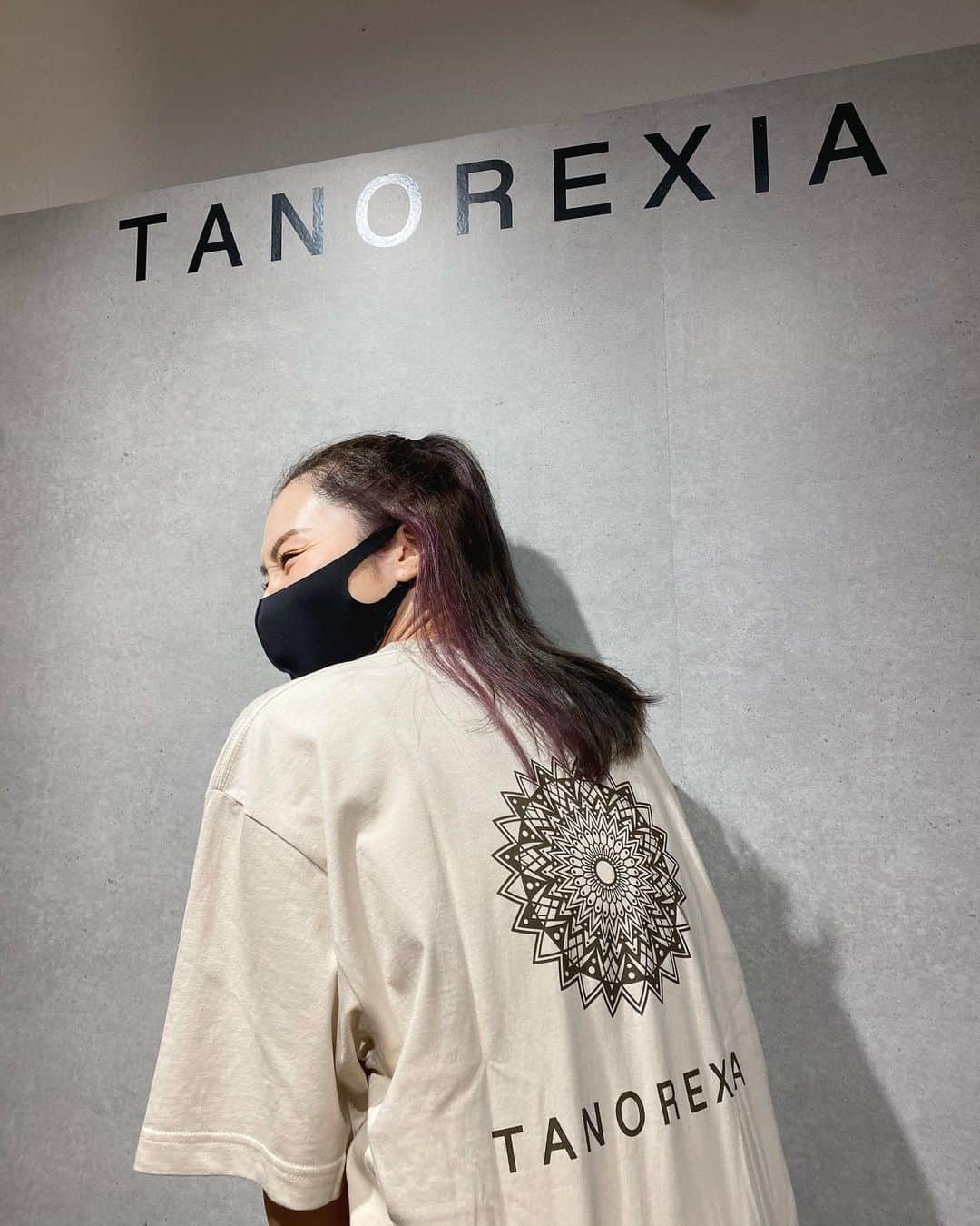 shihoのインスタグラム：「@mfc_store  @tanorexia_official の コラボTシャツ♡ 私はbeigeのLをget!! 日曜日まで中目黒のMFCstoreで  @tanorexia_official の popupしてるので是非みんな 行ってね🦓🔲◼️🔳」