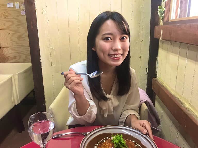 のインスタグラム：「こーんばんは🌙 今日は早めに更新します😆‼︎  今日は金曜日✨ということで、同女の公式インスタに、私のPR動画が掲載されています！🙌 私のPRは…バイク…でもなく、競馬しているところでもなく…、  そう、お茶！🍵 玉露を淹れているところをかっこよく、素敵に動画にしていただきました！ 嬉しい〜😆‼︎  これまで玉露をPRで振る舞う際など何度も淹れてきましたし、日本茶検定一級を持っているので、一応、美味しく淹れられている…はず！😆  これまで大学生活4年間、青春をかけてきた玉露への思いを動画から感じ取ってくださいね！🌟  今日のお昼はオムライス〜🍴 オムライスはやっぱりデミグラスでしょ🌟  #ミスコン #ミスコンファイナリスト #ミスキャン #ファイナリスト #同女 #同志社女子大学 #ミス同女 #ミス同志社女子 #女子大生 #京田辺 #キャンパスライフ #オムライス #玉露 #お茶 #日本茶 #お茶の時間 #日本茶検定一級 #ランチ #女子大生コーデ #女子大生の日常 #大学生」