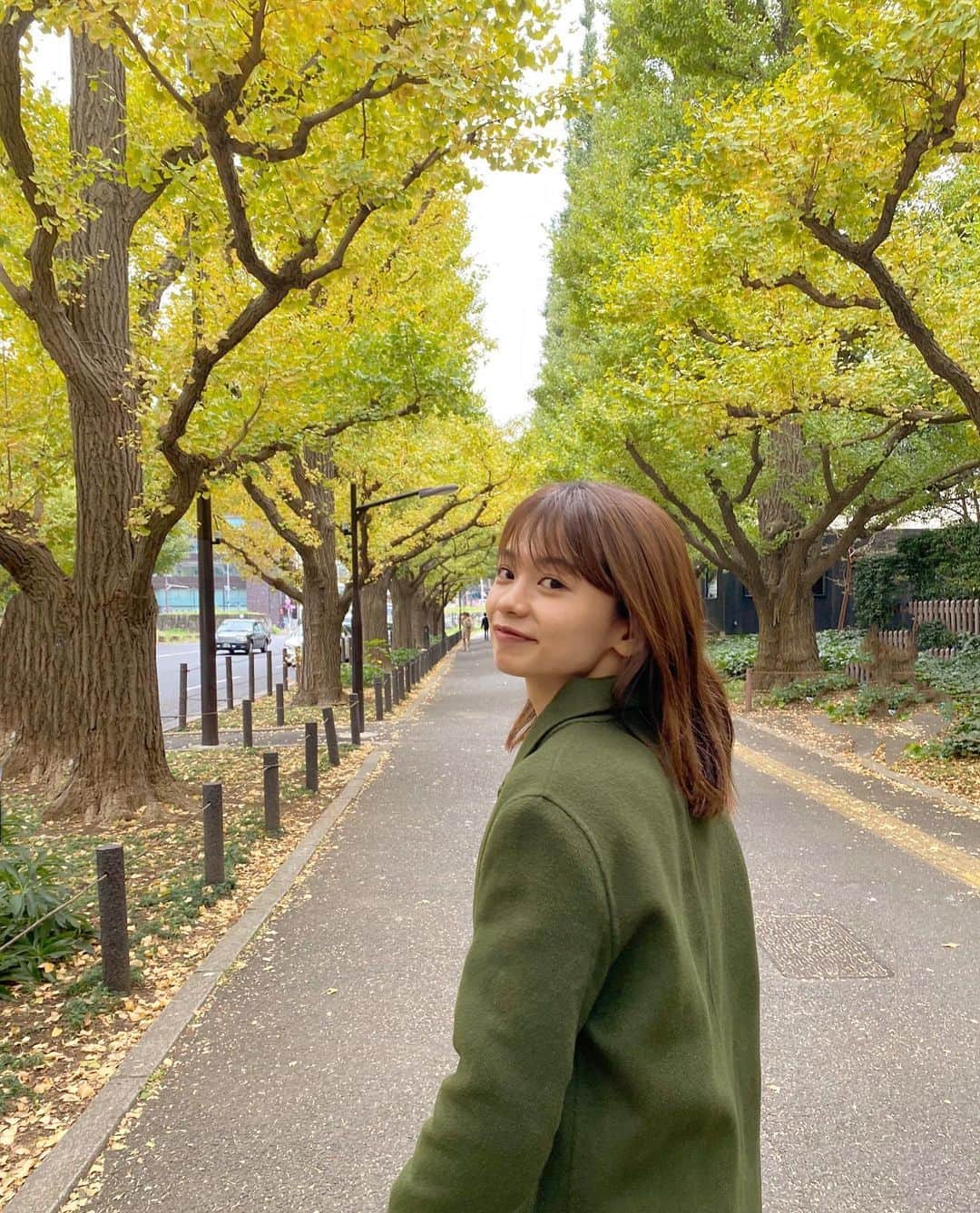 足立佳奈のインスタグラム：「現場の近くだったから、 久々にイチョウ並木ところいってきたよ🍂  東京は、もう少しで見ごろかなぁ〜？  #今日の足立  #緑コーデ #見えないけど靴下も緑です笑」