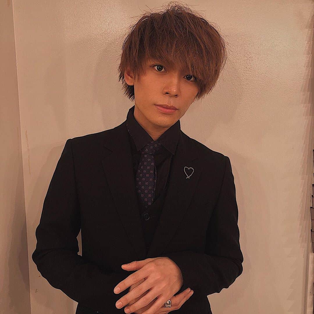 岡田隆之介のインスタグラム：「スーツ❗️ ほんとにスーツ着る機会少ないからさ、レアだよ😏 . それとさ テレビ放送緊張するなぁ、、、🙄 色々岡田語ってるからさ❗️ でもみんなに見てもらいたい気持ち、、✨✨ . . . . . . .  #人生が変わる1分間の深イイ話 #深イイ話  #instagood #instalike #like4like #like #ootd #ootn #followme  #halloween #halloweenmakeup #モデル #サロモ #サロンモデル #メンズファッション #ファッション #お洒落さんと繋がりたい #韓国好きな人と繋がりたい #ファインダー越しの私の世界 #フォロミー  #いいねした人で気になった人フォロー #金髪 #マッシュ男子 #雰囲気好きな人いいね #雰囲気推してください  #いいね返し #スーツ男子  #スーツ」