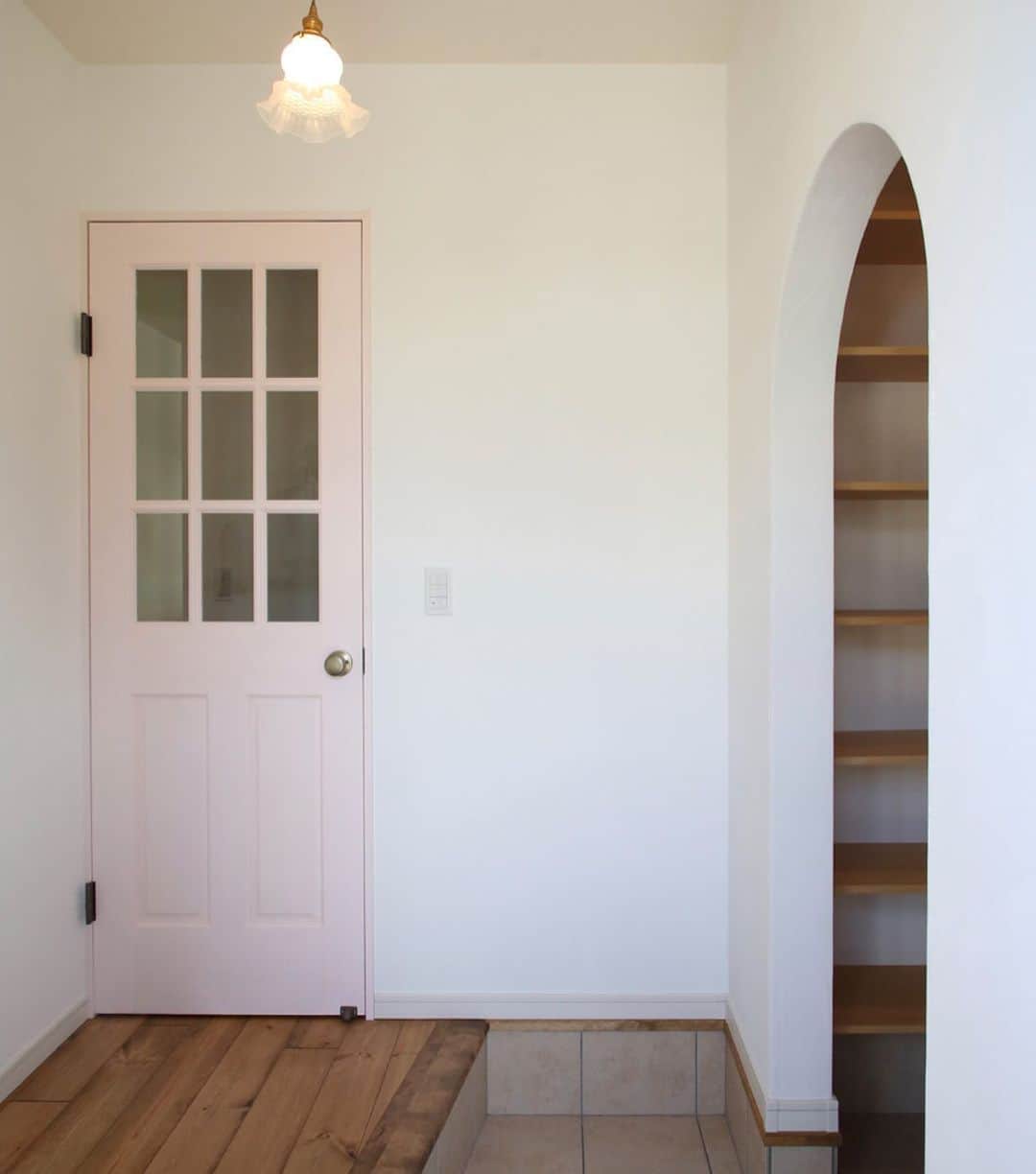エコーアートさんのインスタグラム写真 - (エコーアートInstagram)「木製リビングドアを薄いピンクで塗装しました🏠・ 床のウォルナット色(茶色)とアーチ壁との相性もgood😆 ・ ----------------・ ・ ⭐︎施工例をもっとご覧になりたい方はこちらをご覧ください😃⬇️⬇️・ ・ @echo_art___french_style_home  ・ ⭐︎資料請求→ @echo_art_shiryo よりお申込み下さい‼︎・ ・ もしくはダイレクトメッセージより、お気軽にお問い合わせ下さい。・ ・ ---------------- #玄関インテリア #飾り棚 #フレンチスタイル #カフェスタイル #グリーンのある暮らし #玄関インテリア #浜松 #浜松市工務店 #磐田 #アンティークのある暮らし #浜松市注文住宅 #デザイン住宅 #玄関収納 #リビングドア #おしゃれな家 #かわいい家 #オシャレな家 #エコーアート #浜松市工務店 #ニッチ #磐田市 #輸入住宅 #注文住宅 #玄関ドア #工務店 #タイル #フレンチカントリー #カフェ風インテリア #マイホーム計画 #家づくり」11月6日 18時38分 - echo_art___french_style_home