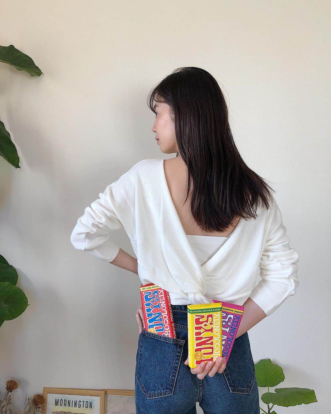 伊藤沙織のインスタグラム：「オランダで人気No.1チョコレート🍫メーカーのTony’s Chocolonley(トニーズチョコロンリー)が有楽町マルイ1Fに期間限定ショップがオープンしたので、さっそく行ってきました🤎味は7種類✨見た目がポップで可愛いだけでなく、社会的に意義のあるコンセプトも素敵でとても共感しました🥺✨ まずは、カカオをはじめとする原材料はフェアトレード認証されたものを使用しています🌱チョコレート自体に、鎖が切れているようなマークが描かれており、これは奴隷のいないチョコレート「 100% slave free （100%スレイブフリー）」 を表現しています⛓100％奴隷のないチョコレートを増やすため、 「カカオ産業を変え、奴隷的労働を撲滅し、児童労働をなくすためのチョコレート」という強いメッセージが込められています。 さらにオランダで一番サステナブルなブランドに3年連続で選ばれており、外側のパッケージは適切に管理された木材から作られた紙（FSC認証）が利用されています🌿 美味しいだけでなくそういった、地球問題に取り組む姿勢も愛される理由ですね☺️🍫🤎 こういう企業をどんどん応援したい📣消費者として、何を選ぶかは自分次第だし、知る事も大事だなと思いました🌱 . #トニーズチョコロンリー #tonyschocolonely   #crazyaboutchocolate  #seriousaboutpeople  #impact  #pr」