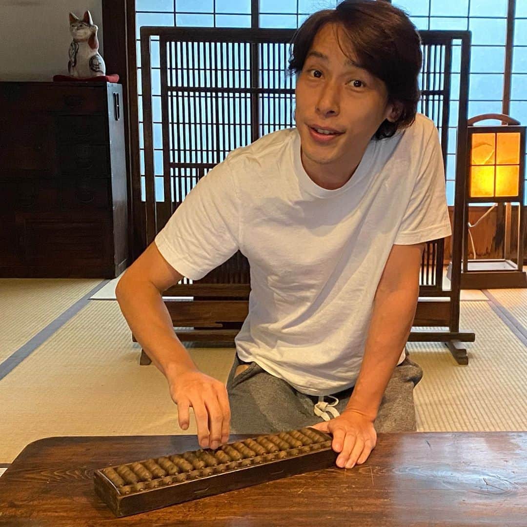 谷本貴義のインスタグラム：「明日は朝5:30時に家を出るので今日の仕事は早めに切り上げたいと思います。  #そろばん　#音楽は数学でもあり、数学は芸術でもある。って誰が言ったかクックロビン」