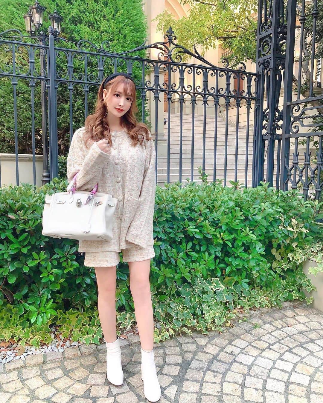 のインスタグラム：「. . 先日の女子会コーデ☕💭💕 . ニットのセットアップは @emiriawiz_official 👗 . お上品で、でもコーデによってはカジュアルにも使えそうな高見えコーデ🥰💓 . . . . . . #映えカフェ#映えスポット #渋谷#渋谷カフェ#渋谷ランチ#アフタヌーンティー#アフタヌーンティー巡り#東京カフェ#銀座#銀座カフェ#銀座ランチ#今日のコーデ#きょコ #代官山カフェ#表参道カフェ#表参道ランチ#女子会コーデ#おしゃれさんと繋がりたい#ビジョビ#おしゃれな人と繋がりたい#カフェ巡り#アフタヌーンティー#カフェ好きな人と繋がりたい#カフェ部#エミリアウィズ#emiriawiz」