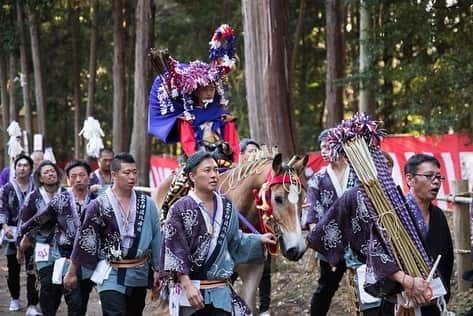 さいたまつりさんのインスタグラム写真 - (さいたまつりInstagram)「【🏮埼玉の祭りハイライト🏮 〜「出雲伊波比神社の流鏑馬まつり」〜】 出雲伊波比（いずもいわい）神社の神事である流鏑馬（やぶさめ）は、950年以上前から受け継がれ、現代に続く伝統行事⛩ 15歳前後の少年が乗り子となり、疾走する馬から矢を射る凛々しい姿はもちろん、華やかな衣装も見ごたえがあります！ 　 === 1枚目の写真は、勢いよく走る馬に乗ったまま、的めがけて矢を放つ様子。迫力満点で、観客の気分も高揚します！ 2枚目は、両手に持った色紙をなびかせながら馬を走らせる「ノロシ」の様子。 3枚目は、「陣道」を終えた「乗り子」が陣笠と陣羽織を脱いで、的を射る準備に入る様子。後ろ姿が勇ましいです。 4枚目は、美しい衣装をまとった「乗り子」の登場場面。会場からも歓喜の声があがります！ === 美しい馬上芸が楽しめる秋の「流鏑馬」を来年はぜひ楽しみたいですね。 　 ＊＊＊ 2020年度の「出雲伊波比神社の流鏑馬まつり」は、新型コロナウイルス感染拡大防止のため中止となります。 公式サイト　http://www.town.moroyama.saitama.jp/…/1413877581…/index.html さいたまつりページ　https://www.saitamatsuri.jp/matsuri/yabusame/ #出雲伊波比神社の流鏑馬まつり #さいたまつり #埼玉 #saitama #saitamatsuri #japan #祭 #matsuri #festival」11月6日 18時49分 - saitamatsuri