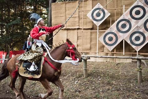 さいたまつりのインスタグラム：「【🏮埼玉の祭りハイライト🏮 〜「出雲伊波比神社の流鏑馬まつり」〜】 出雲伊波比（いずもいわい）神社の神事である流鏑馬（やぶさめ）は、950年以上前から受け継がれ、現代に続く伝統行事⛩ 15歳前後の少年が乗り子となり、疾走する馬から矢を射る凛々しい姿はもちろん、華やかな衣装も見ごたえがあります！ 　 === 1枚目の写真は、勢いよく走る馬に乗ったまま、的めがけて矢を放つ様子。迫力満点で、観客の気分も高揚します！ 2枚目は、両手に持った色紙をなびかせながら馬を走らせる「ノロシ」の様子。 3枚目は、「陣道」を終えた「乗り子」が陣笠と陣羽織を脱いで、的を射る準備に入る様子。後ろ姿が勇ましいです。 4枚目は、美しい衣装をまとった「乗り子」の登場場面。会場からも歓喜の声があがります！ === 美しい馬上芸が楽しめる秋の「流鏑馬」を来年はぜひ楽しみたいですね。 　 ＊＊＊ 2020年度の「出雲伊波比神社の流鏑馬まつり」は、新型コロナウイルス感染拡大防止のため中止となります。 公式サイト　http://www.town.moroyama.saitama.jp/…/1413877581…/index.html さいたまつりページ　https://www.saitamatsuri.jp/matsuri/yabusame/ #出雲伊波比神社の流鏑馬まつり #さいたまつり #埼玉 #saitama #saitamatsuri #japan #祭 #matsuri #festival」