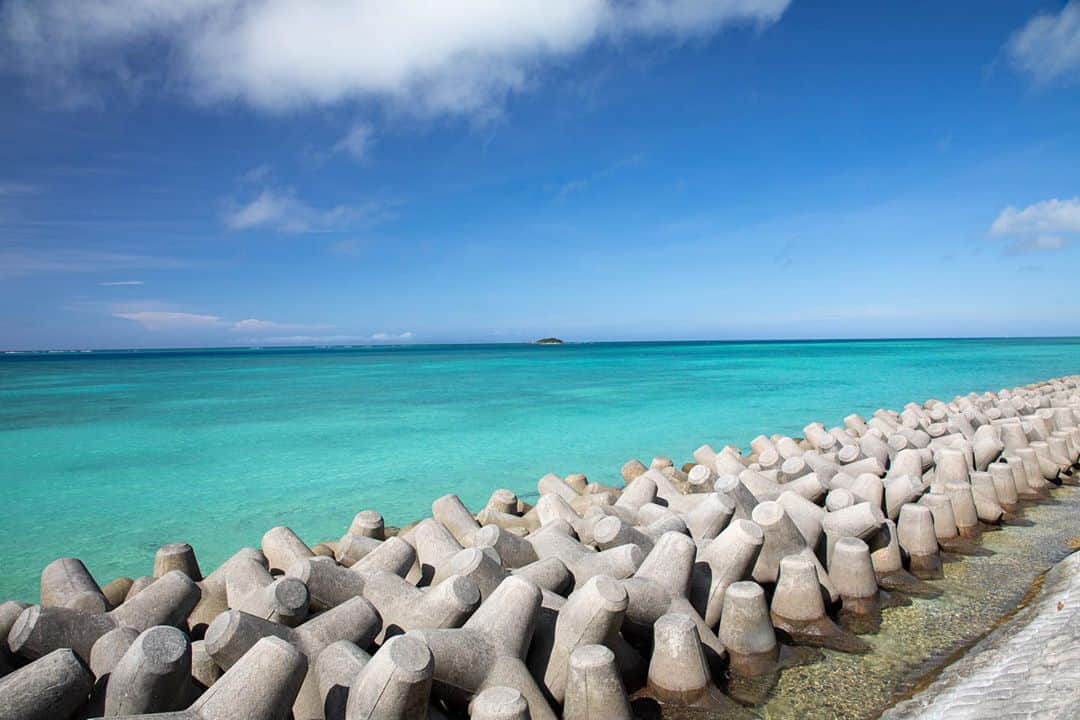 現地発信の旅行サイト「たびらい」のインスタグラム：「今日の沖縄の最高気温は30度。あれ？まだ夏ですか？と確認したくなるほどの暑さでした〜😂真夏の様に青い空と、青い海も眺められましたよ☺️✨皆さんも、ポカポカ陽気の沖縄に遊びに来てくださいね〜🌺 : #たびらい #旅行好き #女子旅 #travelgram #旅行 #旅行好きな人と繋がりたい #travel #沖縄 #たびらい沖縄 #おでかけ #カメラ女子 #ローカル旅行 #tabirai #trip #旅 #japan #おきなわ #海 #sea #instagood #okinawa #beach #観光 #糸満市 #沖縄旅行 #糸満 #loves_okinawa #沖縄好き #沖縄病 #itoman」