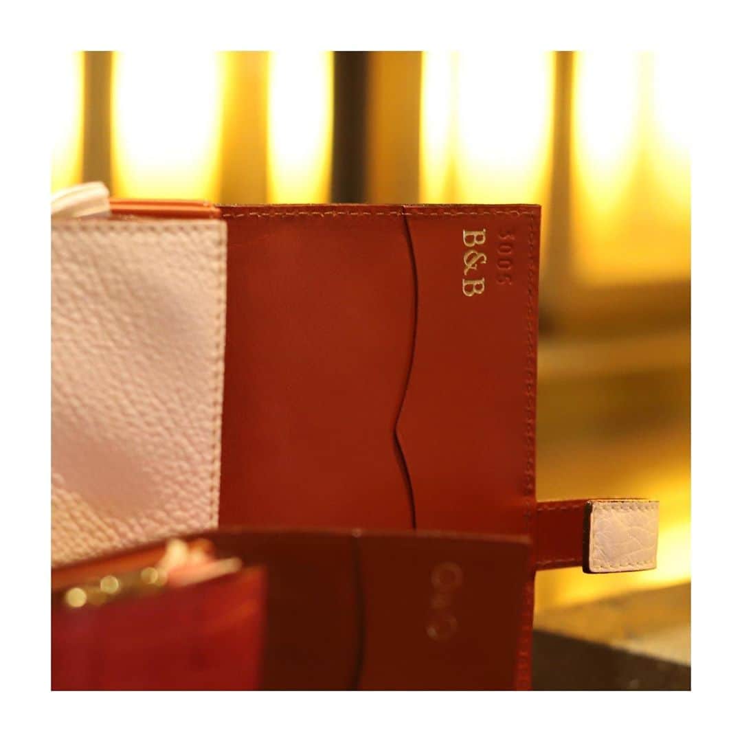 Felisi Japan 〔フェリージ〕さんのインスタグラム写真 - (Felisi Japan 〔フェリージ〕Instagram)「【Initial Stamp Service】 . 11月20日(金)～12月13日(日)までの期間、 フェリージ各店舗※、オンラインショップにて、 該当商品をお買い上げのお客様に イニシャルスタンプをサービスさせていただきます。 . 定番財布のコロコロや、人気の3つ折り財布、キーケースなど、 ギフトにお勧めのアイテムにイニシャルを刻印いただけます。 また今年は新しいデザインのフォントも仲間入りしました。 特別な方へ思い出の残るギフトを フェリージで選ばれてみてはいかがでしょうか？ 対象モデルや詳細など、お気軽に店頭にてお問合せくださいませ。 . ※西宮阪急店、アウトレットでは開催しておりません。 . . . #felisi #felisiselection #felisicollection #initial #stamp #service #gift #holiday #leathergoods #フェリージ #フェリージセレクション #フェリージコレクション #イニシャルスタンプ #刻印サービス #ギフト #贈り物 #革小物 #ホリデーシーズン」11月6日 18時50分 - felisi_japan