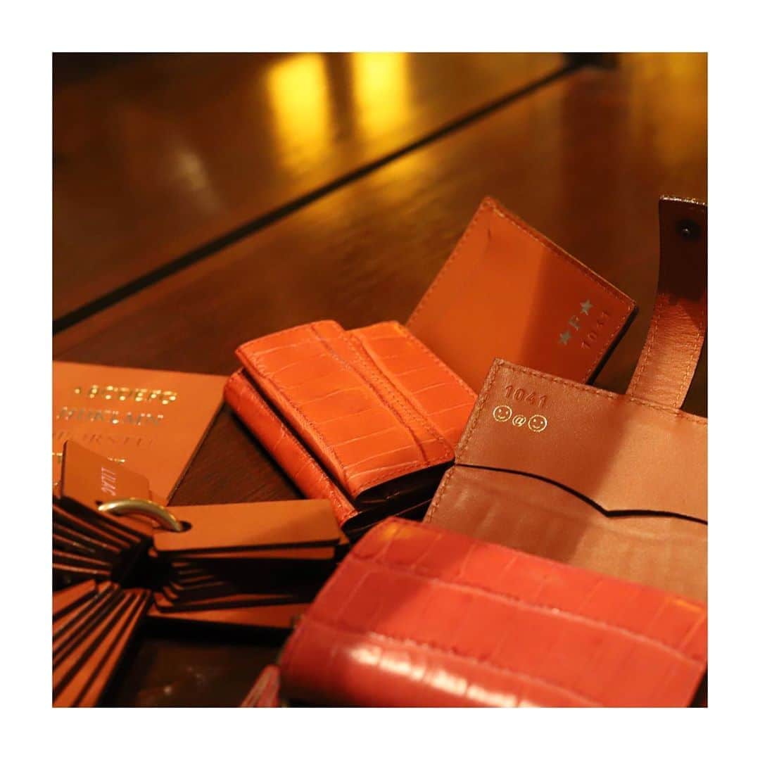 Felisi Japan 〔フェリージ〕さんのインスタグラム写真 - (Felisi Japan 〔フェリージ〕Instagram)「【Initial Stamp Service】 . 11月20日(金)～12月13日(日)までの期間、 フェリージ各店舗※、オンラインショップにて、 該当商品をお買い上げのお客様に イニシャルスタンプをサービスさせていただきます。 . 定番財布のコロコロや、人気の3つ折り財布、キーケースなど、 ギフトにお勧めのアイテムにイニシャルを刻印いただけます。 また今年は新しいデザインのフォントも仲間入りしました。 特別な方へ思い出の残るギフトを フェリージで選ばれてみてはいかがでしょうか？ 対象モデルや詳細など、お気軽に店頭にてお問合せくださいませ。 . ※西宮阪急店、アウトレットでは開催しておりません。 . . . #felisi #felisiselection #felisicollection #initial #stamp #service #gift #holiday #leathergoods #フェリージ #フェリージセレクション #フェリージコレクション #イニシャルスタンプ #刻印サービス #ギフト #贈り物 #革小物 #ホリデーシーズン」11月6日 18時50分 - felisi_japan