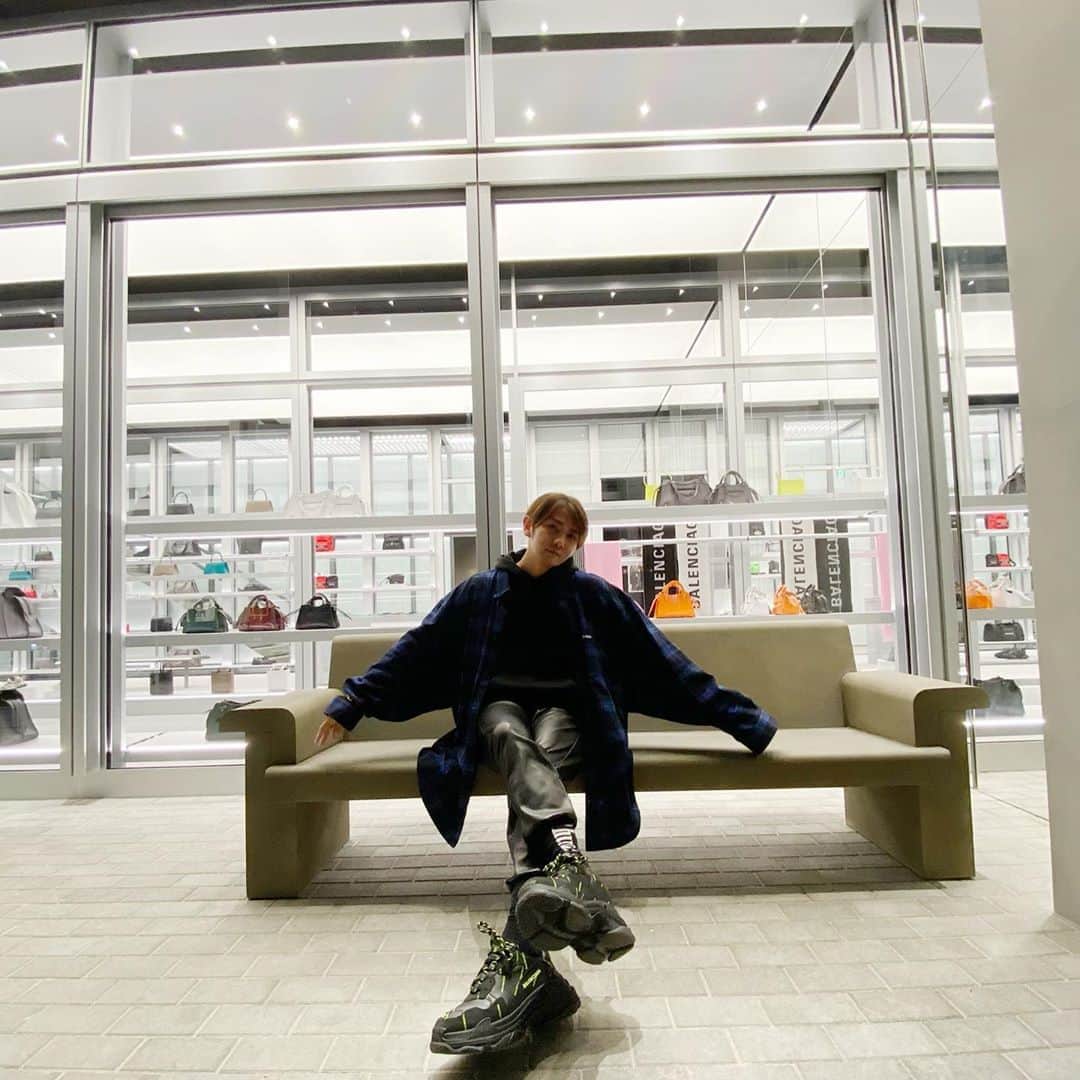 ミッチーのインスタグラム：「@balenciaga Aoyama PreOpen🔥  内装も素敵だったなぁ、、  最後に真剣選びしてるのは @fashion_bba さん笑」