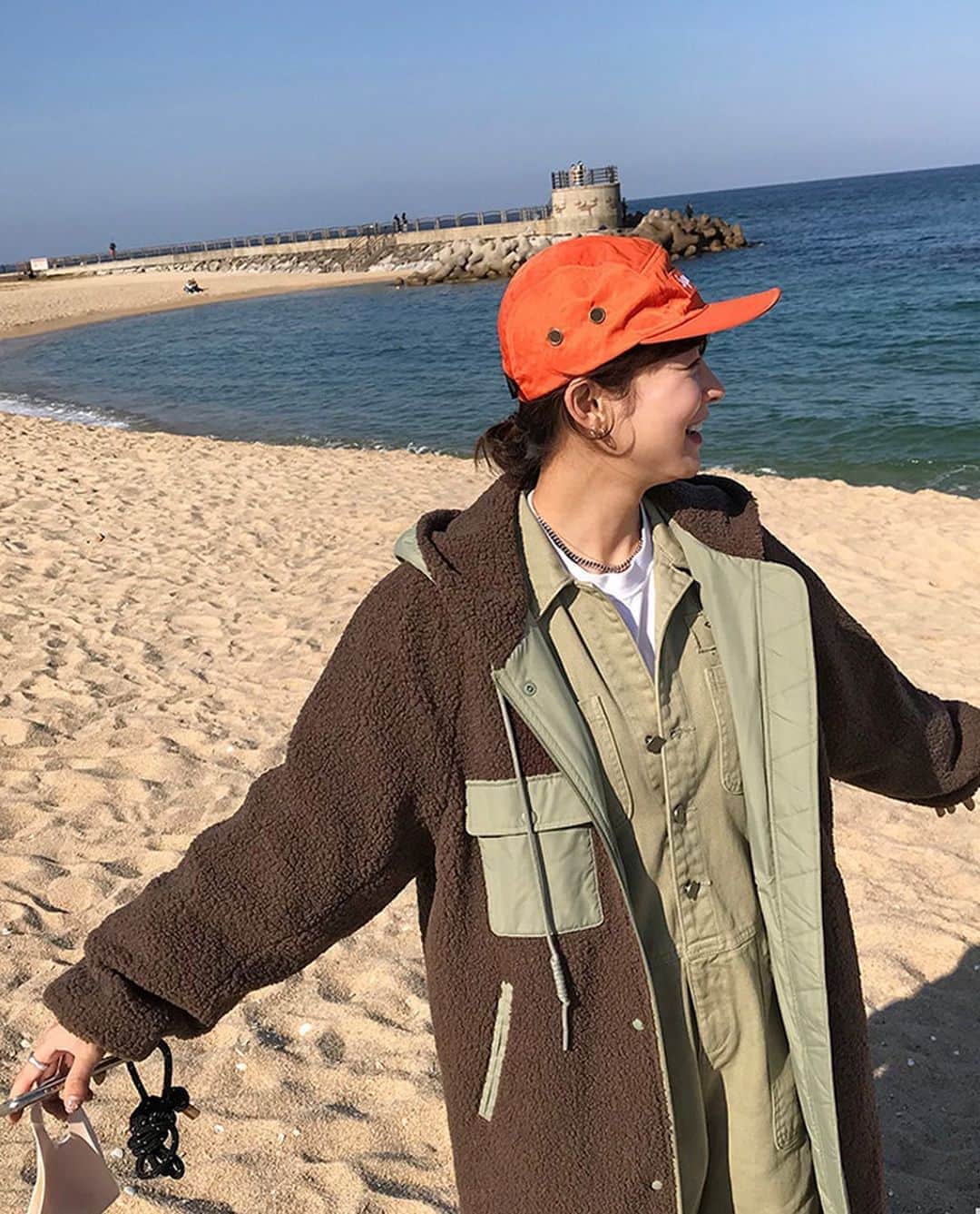 imvelyジャパンのインスタグラム：「リバーシブルボアフーディロングジャンパー  2WAYで着られて 暖かさも使い回し度も満点🐻💛  今からの時期にぴったりのアウターです🙆‍♀️‼︎ 可愛いボア素材で暖かく切れてリバーシブルで着られるので いろんなコーデを楽しめます🤎  #イムブリー#IMVELY#ボアコート#冬コーデ#大人カジュアル#大人可愛い#アウター」