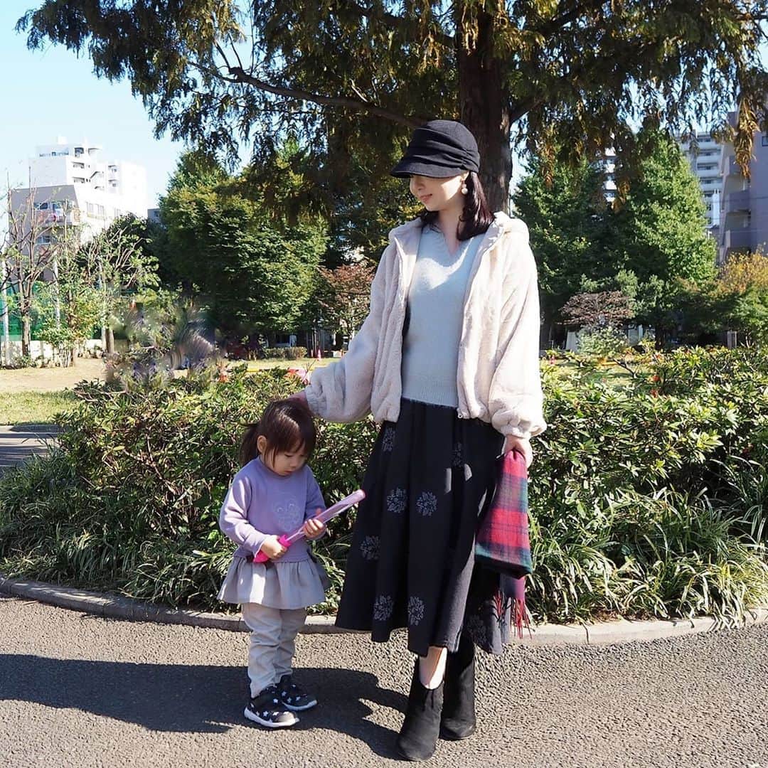 Kuboi Ayumiさんのインスタグラム写真 - (Kuboi AyumiInstagram)「11月に入って、どんどん寒くなってきましたね。﻿ ﻿ お休みの日に「どこに行きたい？」と娘たちに聞くと﻿ やっぱり広くてアスレチックのある公園と。﻿ 走り回ったりする娘たちは上着も脱いじゃうくらいですが﻿ 見守っている私は、寒くてもこもこ・あったかコーデが必須になってきました。﻿ 泥だらけになった娘を抱っこしたり、一緒にアウトドアを楽しんだりすることが多いので、やっぱりパシオスのアイテムに頼っちゃう。﻿ ﻿ アウター含めて全身コーデしても1万円いかないプチプラアイテムが揃っているのでお財布に優しいんです。﻿ ﻿ ﻿ ＊コーディネートの様子はスワイプして見てみてくださいね。﻿﻿﻿﻿﻿﻿ ﻿ ﻿ @paseos_official ★コーデアイテム（品番）﻿﻿﻿﻿﻿﻿ ﻿ ・コート　4110673003﻿ ・ニット（グリーン）　4110258305﻿ ・ニット（ホワイト）　4110265602﻿ ・スカート　4353141643﻿ ・ショートブーツ　3152071585﻿ ・手袋　3360153121﻿ ﻿ ﻿ ﻿ #女の子ママ #ママコーデ #お洒落さんと繋がりたい #おしゃれさんと繋がりたい #プチプラコーデ #パシオス #pr #パシオスコーデ #パシオスコーデ部」11月6日 18時54分 - himekagami