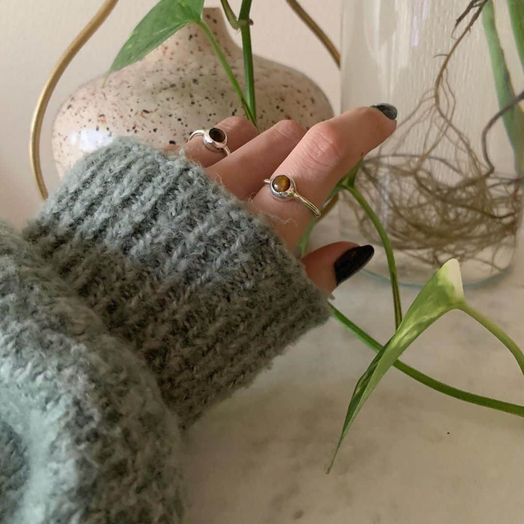 Alisaのインスタグラム：「@magnolia_tokyo の新作は 天然石を使ったお守りみたいな 指輪が作りたくて❤︎  ☑︎Tyger's eye ring -silver-  タイガーアイは天然だからこそ 模様の出方が違ったり、 一つとして同じものがないから ジュエリークラフトマンとして とっても作りがいがあります💍  Silver925ベースに覆輪留めの 部分には純銀を使用  石の主張は出しすぎないよう控えめに 毎日着用していただきやすいよう シルバーとの割合も考えて💭  今後は少しずつ石の種類やカラーを 選べるようにデザイン中🥺✨  #silver925#指輪#タイガーアイ#アクセサリー」