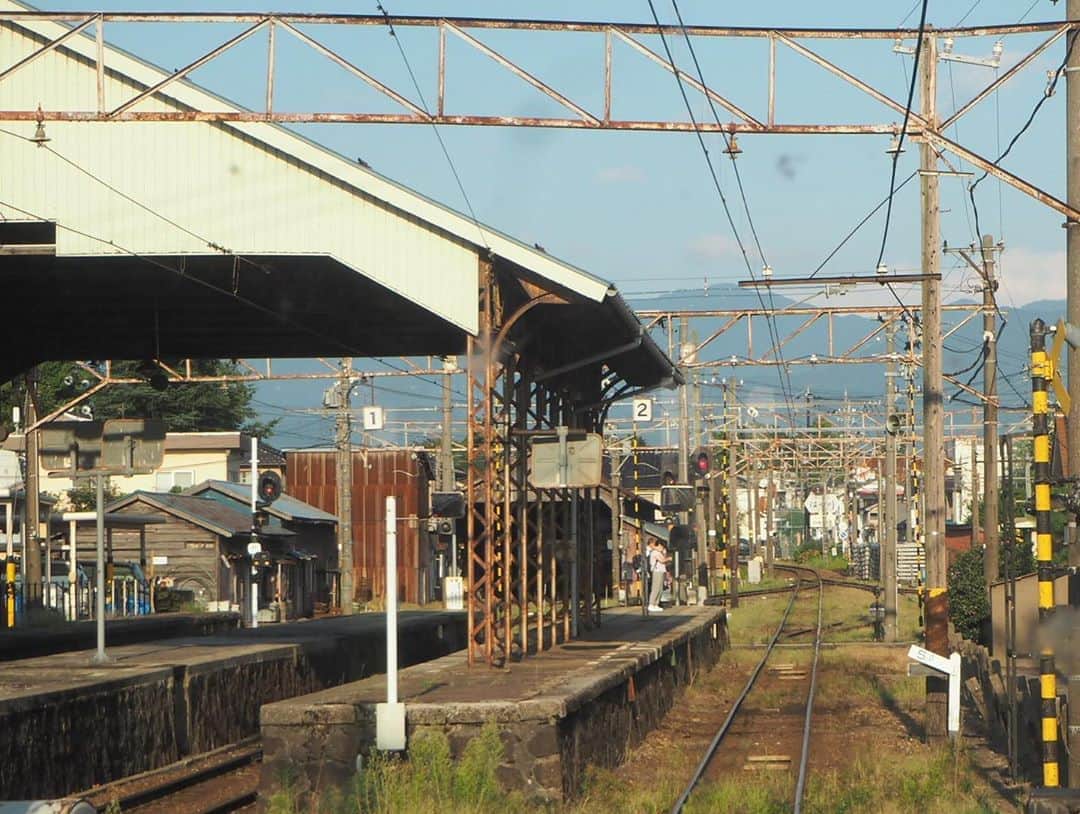 伊藤桃さんのインスタグラム写真 - (伊藤桃Instagram)「【#あいの風とやま鉄道 #富山地鉄 】 富山旅後半！ 富山駅に戻ったあとは、あいの風とやま鉄道にのって東へ·····。 2.3枚目: 旧北陸本線。 のどかな郊外の景色、そして田園をぬけていきます。 滑川を出たあとくらいから、遠くには日本海が·····🌊✨ そして日本海側最大級という観覧車もみれました。 田園風景の中の観覧車·····どこか幻想的ですよね🥺 * このまま糸魚川方面にいくのかとおもいきや····· 4枚目: せっかくならギリギリまで乗り鉄したい！笑 新魚津駅 にて！再び！#富山地方鉄道 に乗り換えです。ひゃっほう((o(｡>ω<｡)o)) 地下通路をぬけていくんですよね。 余談ですが、北陸本線時代に初めてこの連絡通路通った時、もたもたしすぎて地鉄を1本のりすごして、まつことになったおもひで·····😇 * 5枚目: やはり富山地方鉄道の駅は味があります🥺 6枚目: 再び17000系！ただいま〜という気分。笑 7枚目: 時刻は16:42。この頃はまだ日が長かったな····· それでも夕暮れ近く特有の淡い光が、田園風景をそめあげます。 8枚目: 遠くの山をめざし、列車は走ります。 9枚目: しぶい駅舎に目移りしまくりの富山地鉄ですが、こちらは電鉄黒部駅。 ホームをおう大屋根がしぶい！🥺 ━━━━━━━━━━━━━━━ 旅もいよいよラスト。 ながかったね！笑 でもまだまだつづきますよ。 よかったらお付き合いくださいの、つづく😘 #駅舎めぐり #富山観光」11月6日 19時05分 - itomomo_tetsu