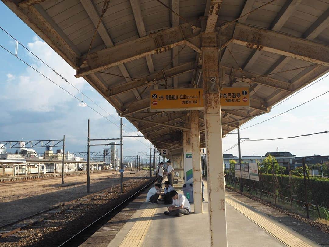 伊藤桃さんのインスタグラム写真 - (伊藤桃Instagram)「【#あいの風とやま鉄道 #富山地鉄 】 富山旅後半！ 富山駅に戻ったあとは、あいの風とやま鉄道にのって東へ·····。 2.3枚目: 旧北陸本線。 のどかな郊外の景色、そして田園をぬけていきます。 滑川を出たあとくらいから、遠くには日本海が·····🌊✨ そして日本海側最大級という観覧車もみれました。 田園風景の中の観覧車·····どこか幻想的ですよね🥺 * このまま糸魚川方面にいくのかとおもいきや····· 4枚目: せっかくならギリギリまで乗り鉄したい！笑 新魚津駅 にて！再び！#富山地方鉄道 に乗り換えです。ひゃっほう((o(｡>ω<｡)o)) 地下通路をぬけていくんですよね。 余談ですが、北陸本線時代に初めてこの連絡通路通った時、もたもたしすぎて地鉄を1本のりすごして、まつことになったおもひで·····😇 * 5枚目: やはり富山地方鉄道の駅は味があります🥺 6枚目: 再び17000系！ただいま〜という気分。笑 7枚目: 時刻は16:42。この頃はまだ日が長かったな····· それでも夕暮れ近く特有の淡い光が、田園風景をそめあげます。 8枚目: 遠くの山をめざし、列車は走ります。 9枚目: しぶい駅舎に目移りしまくりの富山地鉄ですが、こちらは電鉄黒部駅。 ホームをおう大屋根がしぶい！🥺 ━━━━━━━━━━━━━━━ 旅もいよいよラスト。 ながかったね！笑 でもまだまだつづきますよ。 よかったらお付き合いくださいの、つづく😘 #駅舎めぐり #富山観光」11月6日 19時05分 - itomomo_tetsu