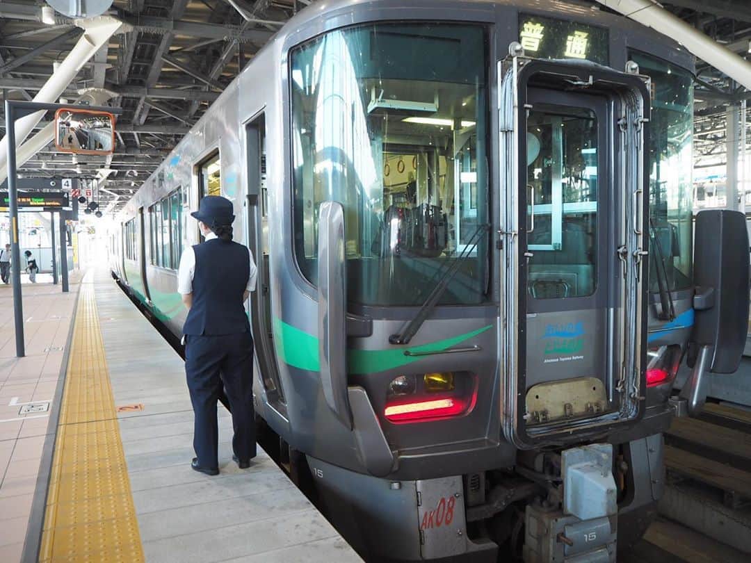 のインスタグラム：「【#あいの風とやま鉄道 #富山地鉄 】 富山旅後半！ 富山駅に戻ったあとは、あいの風とやま鉄道にのって東へ·····。 2.3枚目: 旧北陸本線。 のどかな郊外の景色、そして田園をぬけていきます。 滑川を出たあとくらいから、遠くには日本海が·····🌊✨ そして日本海側最大級という観覧車もみれました。 田園風景の中の観覧車·····どこか幻想的ですよね🥺 * このまま糸魚川方面にいくのかとおもいきや····· 4枚目: せっかくならギリギリまで乗り鉄したい！笑 新魚津駅 にて！再び！#富山地方鉄道 に乗り換えです。ひゃっほう((o(｡>ω<｡)o)) 地下通路をぬけていくんですよね。 余談ですが、北陸本線時代に初めてこの連絡通路通った時、もたもたしすぎて地鉄を1本のりすごして、まつことになったおもひで·····😇 * 5枚目: やはり富山地方鉄道の駅は味があります🥺 6枚目: 再び17000系！ただいま〜という気分。笑 7枚目: 時刻は16:42。この頃はまだ日が長かったな····· それでも夕暮れ近く特有の淡い光が、田園風景をそめあげます。 8枚目: 遠くの山をめざし、列車は走ります。 9枚目: しぶい駅舎に目移りしまくりの富山地鉄ですが、こちらは電鉄黒部駅。 ホームをおう大屋根がしぶい！🥺 ━━━━━━━━━━━━━━━ 旅もいよいよラスト。 ながかったね！笑 でもまだまだつづきますよ。 よかったらお付き合いくださいの、つづく😘 #駅舎めぐり #富山観光」