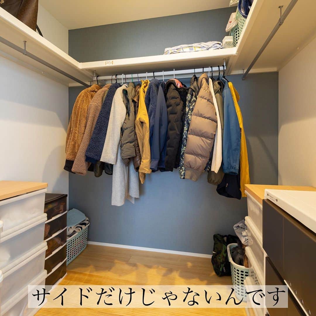 homelife 夢を叶える暮らし方のインスタグラム：「【三方にハンガーパイプのあるWIC】 . . 三方にハンガーパイプがあるので季節ごとに分けたり、 ご家族それぞれに分けて洋服を収納していただけます！ 季節物のお洋服も吊るして保管しておけば、衣替えも楽々です♪ . . こちらのお家はアーキホームライフのお施主様邸の施工写真です。 その他の施工写真は、 @homelife_gallery のURLからご覧いただけます。 . 家づくりの資料請求はコチラから @homelife_shiryou . . #ウォークインクローゼット #収納 #クローゼット ＃収納術 ＃アクセントクロス #収納上手 #服好き #おしゃれ #こだわり #モダン #あこがれ #家族 ＃家族団らん ＃衣替え #マイホーム計画 #ローコスト住宅 #マイホーム #夢のマイホーム #間取り #シンプルな暮らし #暮らしを楽しむ #注文住宅 #自由設計 #デザイン住宅 #リノベ #リフォーム #ベランピング #グランピング #homelife_京都 #homelife_大阪 #homelife_兵庫 #ホームライフ #ホームライフ100 #アーキホームライフ」