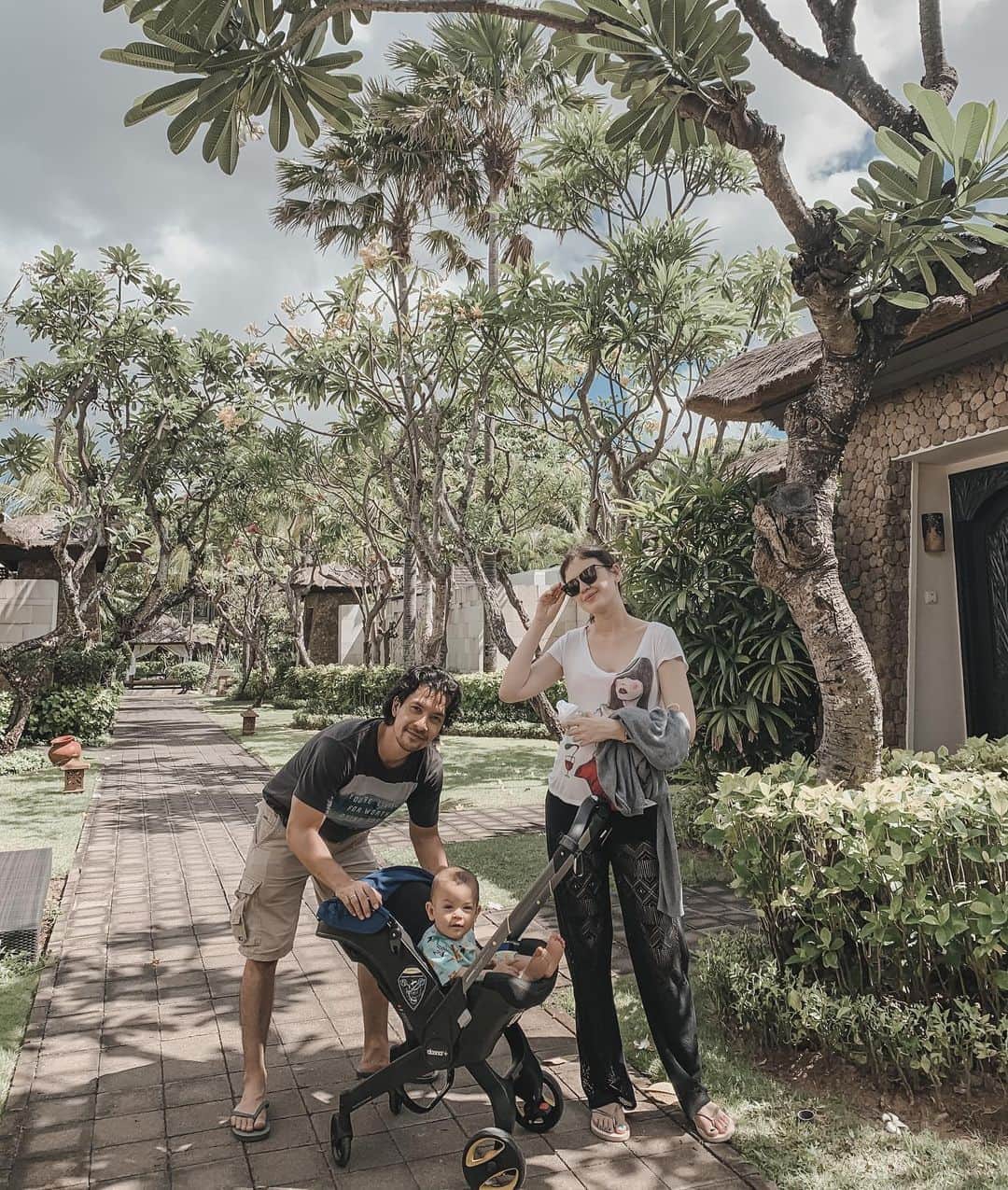 Kimberly Ryderのインスタグラム：「Semangat kerjanya buat papa sayang @edward_akbar! Hopefully we’ll hang like this again soon, taking lovely walks each morning. 🌴 @theseminyakbeachresort」