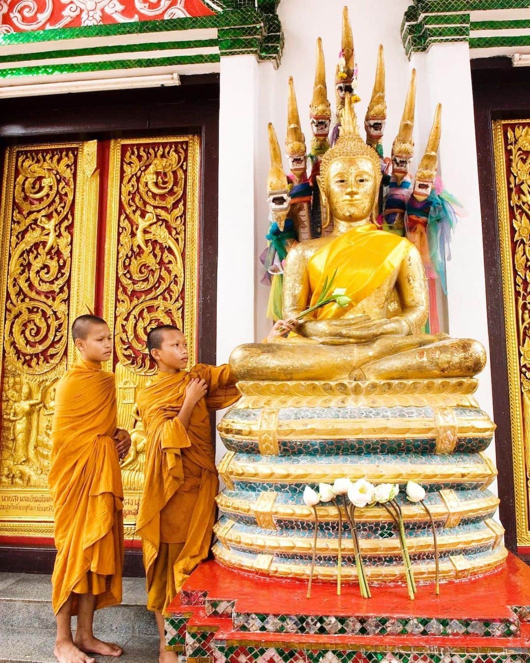 タイ国政府観光庁さんのインスタグラム写真 - (タイ国政府観光庁Instagram)「・﻿ ＼✨今週も1週間お疲れ様でした✨／﻿ ﻿ 「ワット・マッチマワート」の仏像と若き僧侶の写真をお届け📸﻿ ﻿ ウドーンターニー県にあるこの寺院は、ラーマ5世の時代に、それまであった古い寺院に代わって建てられました😌﻿ ﻿ 中には、神話に出てくる海の蛇「ナーガ」の彫刻に守られた、白い石造りの仏像が🙏﻿ この仏像は、ウドーンターニーの人々から大切に崇められています👏✨﻿ ﻿ 皆さま、体調に気をつけてよい週末をお過ごしください☺️﻿ ﻿ #タイ #ウドーンターニー #ワットマッチマワート #タイ寺院 #お寺巡り #お寺好きな人と繋がりたい #僧侶 #こんなタイ知らなかった #もっと知りタイ #タイを知りつくす #タイ旅行 #イサーン旅行 #旅好きな人と繋がりたい #旅行好きな人と繋がりたい #海外旅行 #thailand #udonthani #udonthanitrip #isan #isantrip #watmatchimawat #temple #thainess #amazingthailand #thailandtravel #thailandtrip #thai #thaistagram #lovethailand」11月6日 18時58分 - amazingthailandjp
