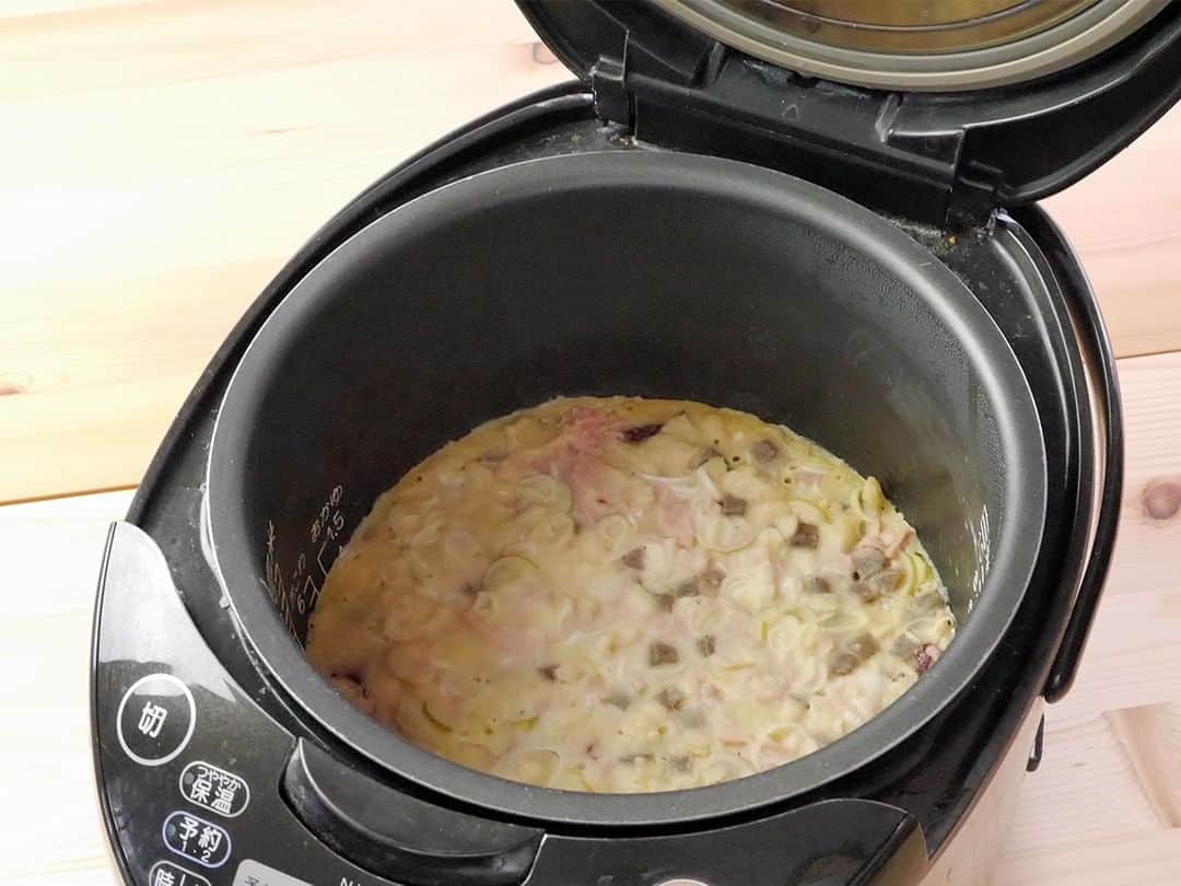 エバラ食品さんのインスタグラム写真 - (エバラ食品Instagram)「約40個分の大きさです！！ . こちらは炊飯器で炊いた巨大なたこ焼き♪インパクト大で週末の食卓が盛り上がること間違いなしです！ . 生地には「 #プチッと鍋 寄せ鍋」を入れているのがポイント。 かつおと昆布のうま味をプラスすることで、おいしさにもしっかりこだわりました(*^_^*) . ＜材料 4人分＞ タコ(ゆで)(2cm角) 300g 長ねぎ(小口切り) 2本 こんにゃく(下ゆで、5mm角) 1枚 揚げ玉 60g 紅生姜(みじん切り) 適量 〔生地〕 小麦粉(薄力粉) 1と1/2カップ(150g) 卵 2個 エバラプチッと鍋 寄せ鍋 2個 水 300ml エバラ豚蒲焼のたれ 適量 青海苔、かつお節など 各適量 . ＜作り方＞ 【1】ボウルに〔生地〕を入れ、よく混ぜます。 【2】タコ・長ねぎ・こんにゃく・揚げ玉・紅生姜を加え、さらに混ぜ合わせます。 【3】炊飯器の内釜に薄く油(分量外)を塗り、(2)を入れ、白米コース→早炊きコースで2回炊飯します。 【4】加熱が終わったらひっくり返して皿に盛り、「豚蒲焼のたれ」を塗り、青海苔やかつお節をのせて、できあがりです。 ※1度の炊飯だと生焼けなので、2回炊飯加熱します。 ※炊飯器の機種によって加熱時間が異なる場合があります。 ※炊飯器の機種によっては、調理に使えないものもあります。お持ちの炊飯器の取扱説明書を確認してから調理してください。 . #エバラおいしいレシピ #エバラ食品 #おうちごはん #手作りごはん #レシピ #料理好きな人とつながりたい #今日のごはん #献立 #夜ごはん #簡単レシピ #炊飯器レシピ #週末レシピ #炊飯器 #たこ焼き #粉もん #タコパ #たこパ #たこ #長ねぎ #こんにゃく #揚げ玉 #紅生姜 #デリスタグラム #instafood #foodstagram #豚蒲焼のたれ #おうちでできること」11月6日 19時00分 - ebarafoods