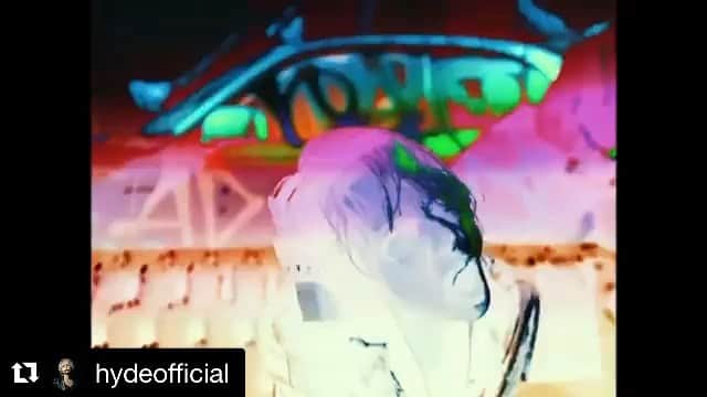 Kuboty のインスタグラム：「本日配信スタート‼️  HYDEさんのニューシングル『LET IT OUT』に作曲編曲ギターで参加させていただきました🎸🔥  HYDEさんとメールのやり取りをしながらたっぷり時間をかけて完成した曲です、その過程のひとつひとつが自分にとって刺激になり、経験になり、外タレ風に言うととてもエキサイティングな時間でした👱‍♂️  自分の作った曲にHYDEさんの声が乗っていることが未だに信じられず、というか曲の仕上がりがカッコよ過ぎて自分が携わったことさえ忘れて聴き入る程の仕上がりですまじでこれはヤバい🥺  ギターは7弦ドロップAでヘヴィなテンションの中、とにかくエッジを立てて弾くことを心がけました、いかしたリフが入ってます🔥  配信は本日から、盤は11/25リリースとなっておりますので是非是非チェックよろしくお願いします‼️  素晴らしい機会を与えてくださったHYDEさんと関係者の方々に感謝しております🙏  #kuboty #クボティ事業拡大  #Repost @hydeofficial with @get_repost ・・・ #streamingnow #HYDE #LETITOUT」