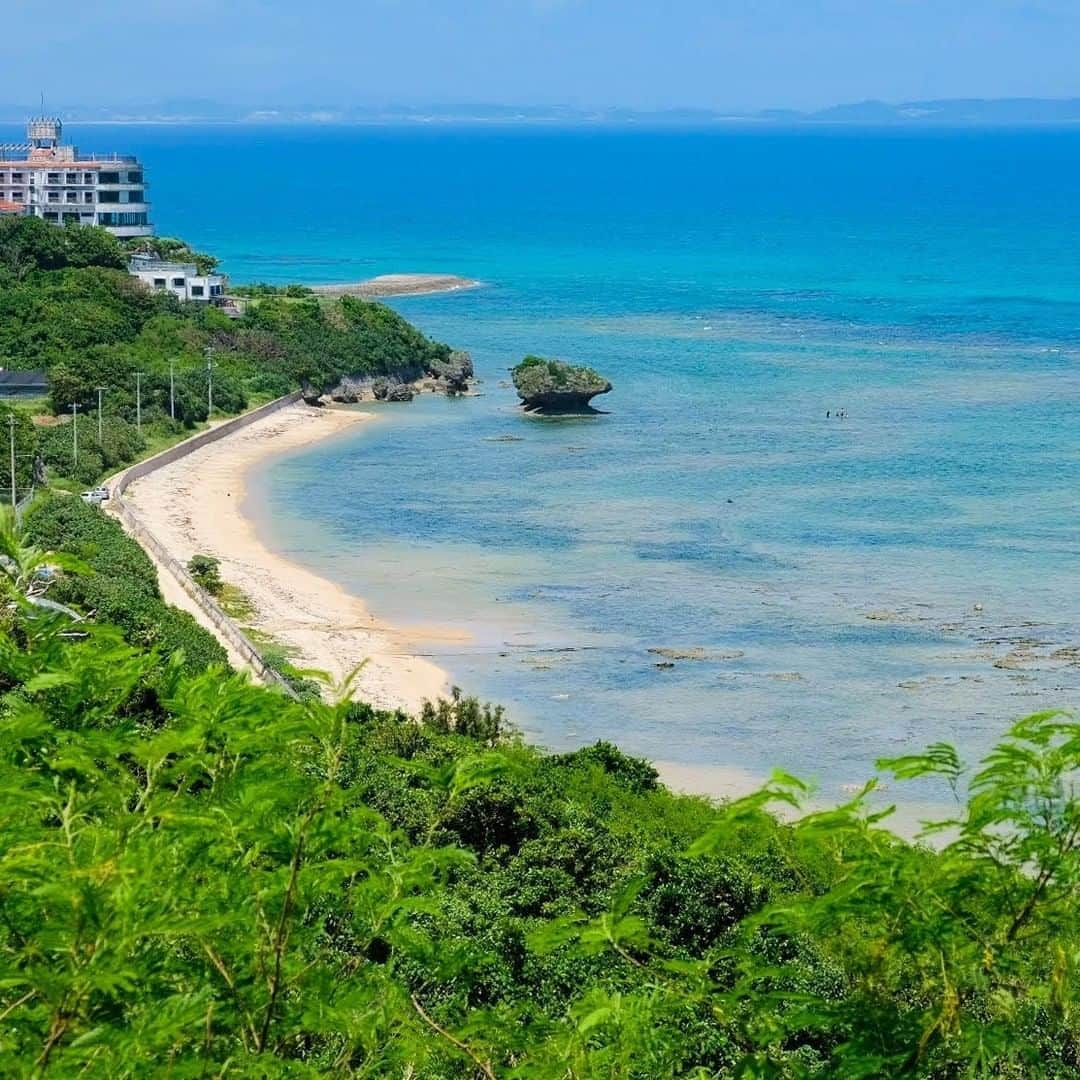 Be.okinawaさんのインスタグラム写真 - (Be.okinawaInstagram)「Spend your afternoon in the gentle breeze pondering what’s beyond the horizon. “Cape Chinen Park” in southern Okinawa main island is a good destination for your sightseeing drive, and it’s also within walking distance from the World Heritage Sefa Utaki (sacred site).  In the beautiful panoramic scenery, you’ll find “Kudaka Island” (called God’s Island) and the uninhabited “Komaka Island”. Relax your weary mind in the breathtaking cobalt blue view.  📍: Cape Chinen Park, Nanjo City  Hold on a little bit longer until the day we can welcome you! Experience the charm of Okinawa at home for now! #okinawaathome #staysafe  Tag your own photos from your past memories in Okinawa with #visitokinawa / #beokinawa to give us permission to repost!  #知念岬 #南城市 #capechinen #nanjo #지넨미사키공원 #난조시 # #oceanview #superbview #japan #travelgram #instatravel #okinawa #doyoutravel #japan_of_insta #passportready #japantrip #traveldestination #okinawajapan #okinawatrip #沖縄 #沖繩 #오키나와 #旅行 #여행 #打卡 #여행스타그램」11月6日 19時00分 - visitokinawajapan