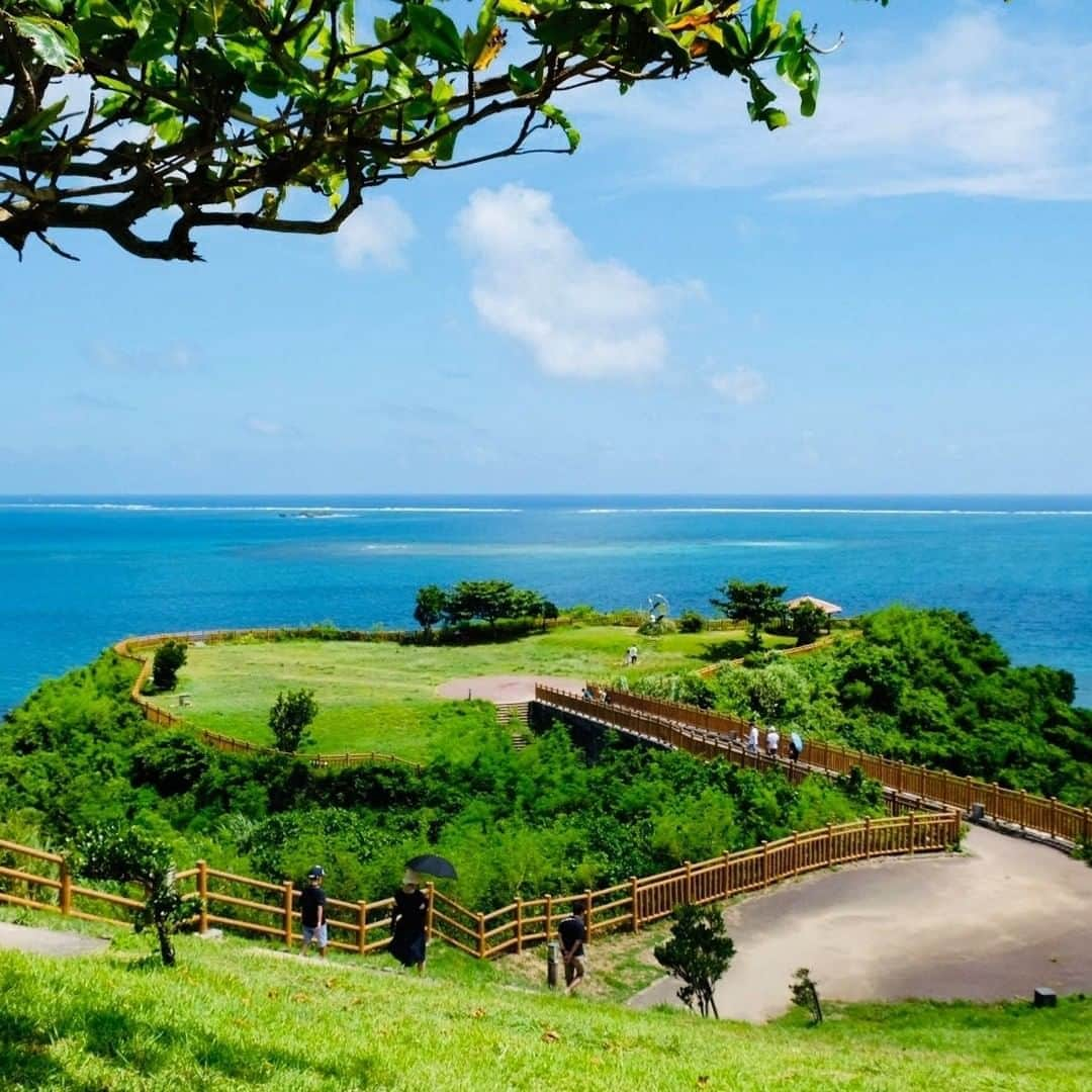 Be.okinawaさんのインスタグラム写真 - (Be.okinawaInstagram)「Spend your afternoon in the gentle breeze pondering what’s beyond the horizon. “Cape Chinen Park” in southern Okinawa main island is a good destination for your sightseeing drive, and it’s also within walking distance from the World Heritage Sefa Utaki (sacred site).  In the beautiful panoramic scenery, you’ll find “Kudaka Island” (called God’s Island) and the uninhabited “Komaka Island”. Relax your weary mind in the breathtaking cobalt blue view.  📍: Cape Chinen Park, Nanjo City  Hold on a little bit longer until the day we can welcome you! Experience the charm of Okinawa at home for now! #okinawaathome #staysafe  Tag your own photos from your past memories in Okinawa with #visitokinawa / #beokinawa to give us permission to repost!  #知念岬 #南城市 #capechinen #nanjo #지넨미사키공원 #난조시 # #oceanview #superbview #japan #travelgram #instatravel #okinawa #doyoutravel #japan_of_insta #passportready #japantrip #traveldestination #okinawajapan #okinawatrip #沖縄 #沖繩 #오키나와 #旅行 #여행 #打卡 #여행스타그램」11月6日 19時00分 - visitokinawajapan