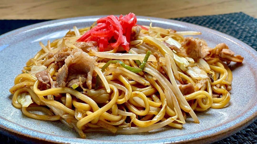 馬場裕之のインスタグラム：「1食150円😜 ワンランクアップの濃厚ソース焼きそば🥰  YouTube「馬場ごはん」 19時配信です🎃 ぜひご視聴くださいー😸 . ▷ @hiro88 ◁ ⇧⇧⇧⇧⇧⇧⇧ こちらをクリック😻  #新しい日常  #一緒にやってみよう #おうちごはん  #吉本自宅劇場  #馬場ごはん」