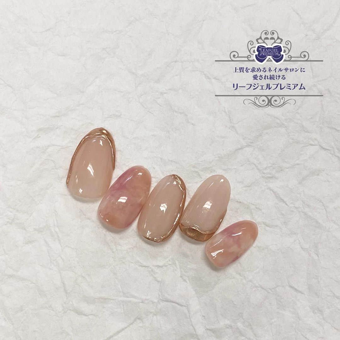 LEAFGEL PREMIUMさんのインスタグラム写真 - (LEAFGEL PREMIUMInstagram)「2020年秋冬のトレンドカラー🎨Peach Nougat🎨を使用したアートのご紹介です💁🏻‍♀️  🔻使用アイテム👩🏻‍🎨 ヌーディーシリーズの#125(トレンドカラーに合うピンクベージュ), ナチュラルフィットシリーズの#131(大人かわいいくすみピンク), ヴィンテージシアーシリーズの#456(シアー感のあるくすみホワイト),  ノンワイプフィキシングジェル, ノンワイプフィキシングジェル ハード,  マジックミラーペンシル003 @leaf_selection   ミラーデザインは縁のみ、立体感を出すためノンワイプフィキシングジェル ハードを使用し、それ以外はノンワイプフィキシングジェルを使用しています✨  デザインにあわせて、テクスチャーをお選びいただけます💫 是非お試しください💅🏻💕  ⭐️ノンワイプフィキシングジェル ⭐️ノンワイプフィキシングジェル ハード 【内容量】各4g  【価格(税抜)】 2,571円(18-00)  【硬化時間】 各LED 1分/UV2分 ※LEAFGEL PREMIUM Cordless LED Light LC使用の推奨時間：45~60秒  #leafgel #leafgelpremium #リーフジェル　#リーフジェルプレミアム　#gelart #nail #トレンド　#newitem #ストーンネイル #パーツネイル #nonwipefixinggel #ノンワイプフィキシングジェル　#ビジュージェル」11月6日 19時02分 - leafgel_premium