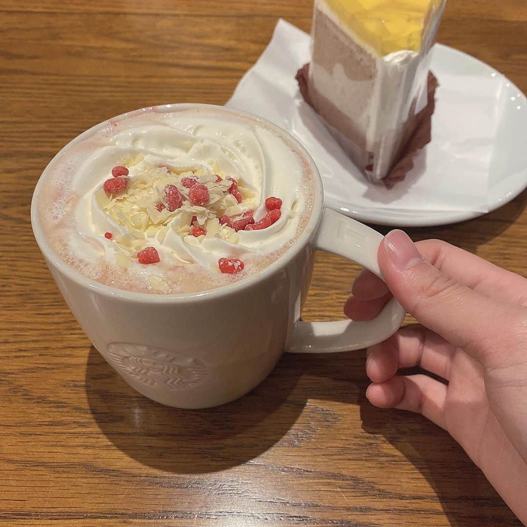 杉山緋那のインスタグラム：「スタバの新作おいしい... コーヒー飲めないけど、このくらいなら飲めるかも? いつも安定の抹茶とかダークモカチップフラペチーノ飲むから今回は挑戦してみた〜！」