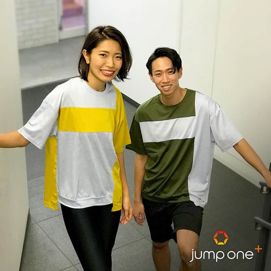 jump one（ジャンプワン）さんのインスタグラム写真 - (jump one（ジャンプワン）Instagram)「. 【Apparel Brand「jump one+」 商品紹介 】 . 先日発売になった商品の着用イメージはこちら！ . イエロー、カーキの秋色を使ったバイカラーTシャツは、 ゆったりとしたルーズフィットタイプ。 前後丈違いになっていて、気になるお尻も程良くカバー👍 . パープルのブラトップ、フルレングスレギンスは、 いずれもシンプルなデザインなので、 無地・柄物どちらのアイテムでも合わせやすいです◎ . 皆さんもぜひ、この時期ならではの秋色コーデを 楽しんでみてください🍁 . . ※店舗以外でのご購入を希望される方は、 こちらよりお気軽にお問合せください。 URL: https://www.jumpone.jp/contact/ . ■ jump one+ バイカラーTシャツ【NEW】 ¥7,200 + tax SIZE : UNISEX 44/46/48 COLOR：ライトブルー/カーキ 発売日：10/29(Thu) ※男女兼用商品になります。 . ■ jump one+ ブラトップ（ハイサポート） 【NEW COLOR】&【RESTOCK】 ¥8,900 + tax SIZE : Women’s 34/36/38 COLOR：パープル/ブルー 発売日：10/29(Thu) ※Women’sのみの販売となります。 . ■ jump one+ フルレングスレギンス【RESTOCK】 ¥9,200 + tax SIZE : Women’s 34/36/38 COLOR：ブラック 発売日：11/1 (Sun) ※Women’sのみの販売となります。 . サイズに関してはこちらをご覧ください。 URL: https://www.jumpone.jp/size-guide/ . . Model/インストラクター Keina(AKHB) & Ryoya (AKHB) . . #jumpone #ジャンプワン #jumponeplus #diet #ダイエット #筋トレ #トレーニング #ボディメイク #フィットネス #ワークアウト #ストレス発散 #エクササイズ #有酸素運動 #トレーニング女子 #腹筋割りたい #ジム女子 #暗闇フィットネス #トランポリンダイエット #暗闇トランポリン #トランポリンフィットネス #アスレジャー #アスレジャーファッション #新商品発売 #新商品情報 #バイカラー #秋色カラー #秋色コーデ #ブラトップ #フルレングス #レギンス」11月6日 19時03分 - jumpone_official