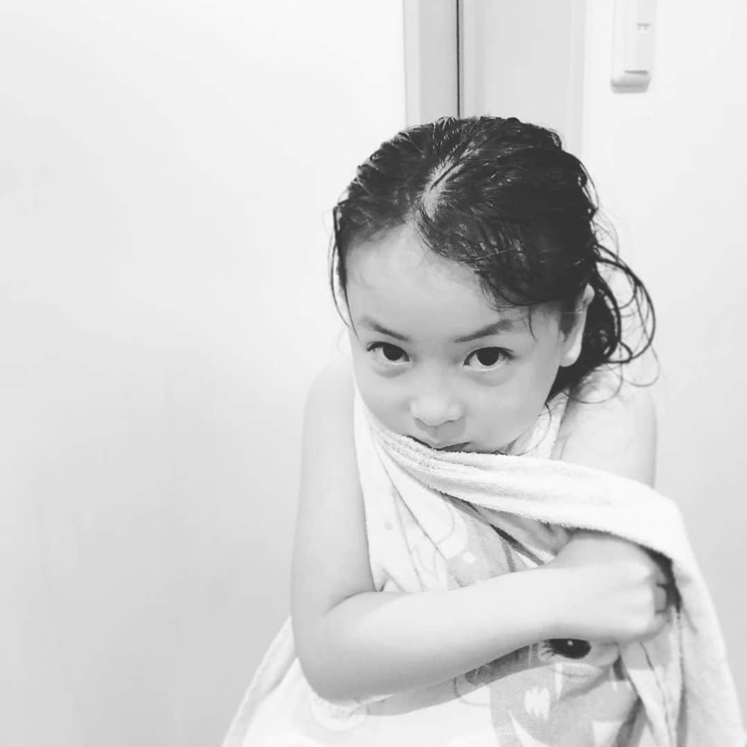 Megumiのインスタグラム：「お風呂あがり♡  #6歳　#1年生　#長女 #instakids #ig_kids  #insta_japan #monochrome #loveyou」