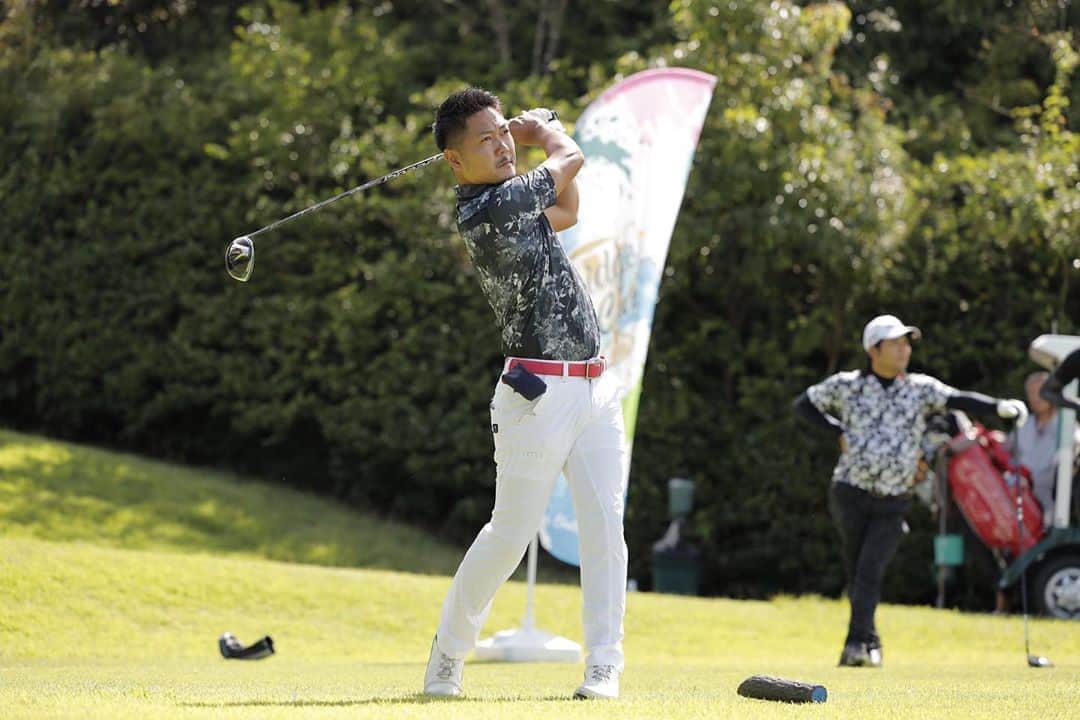 Gridge（グリッジ）さんのインスタグラム写真 - (Gridge（グリッジ）Instagram)「#グリッジカップ 関西予選第2回 チェリーヒルズゴルフクラブ . 会場は、昨年日本女子プロゴルフ選手権コニカミノルタ杯が開催されたゴルフ場、 兵庫県の「チェリーヒルズゴルフクラブ」⛳️ 昨年からのリピーター様も多く、また関西第1回予選のリベンジ参加もあり、ついに100名を大きく超える132名の参加となりました🙇‍♂️🙌 . そしてなんと！グリッジカップで初めてホールインワンが出ました！ おめでとうございます🎉💓 . グリッジカップ追加予選は引き続き参加受付中です！！ ご興味ある方、リベンジされたい方は是非お申込みお待ちしております😎 ※お申込みはプロフィールのURLよりお願い致します。 . #gridgecup #gridge #グリッジ #関西予選 #関西開催 #兵庫ゴルフ #チェリーヒルズゴルフクラブ #ホールインワン #エンジョイゴルフ #ゴルフ女子 #ゴルフ男子 #競技ゴルフ #ゴルフウェア #ゴルフコーデ #ペアコーデ #ゴルフ好きな人と繋がりたい #ゴルフ好き #ゴルフバカ」11月6日 19時14分 - gridge562