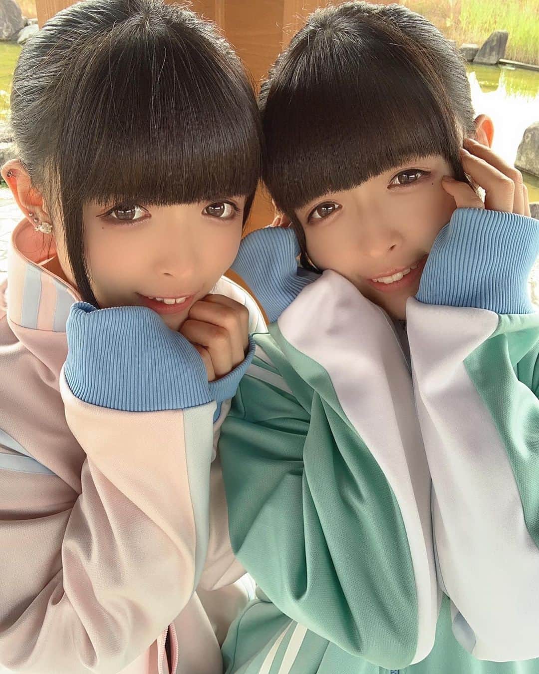 くにくにのインスタグラム：「• • ∴∵∴ ୨୧ ∴∵∴ ୨୧ ∴∵∴ ୨୧ ∴∵∴ ୨୧ ∴∵∴ ୨୧ ∴∵∴ • • 今日は🚲自転車🚲でサイクリング💨 寒いし❄️自転車パンクするし💨💥 でも綺麗な雲☁️見れたから良い日🌈✨ • • くにくに #双子 #ツインズ #黒髪 #アイドル  #IDOL #JAPAN #福井 #ファッション#twins #KUNIKUNI #ootd #twinsfashion #코디 #패션 #cute#ジャージ#空#うろこ雲 #自転車#サイクリング#寒い • • ∴∵∴ ୨୧ ∴∵∴ ୨୧ ∴∵∴ ୨୧ ∴∵∴ ୨୧ ∴∵∴ ୨୧ ∴∵∴ • •」