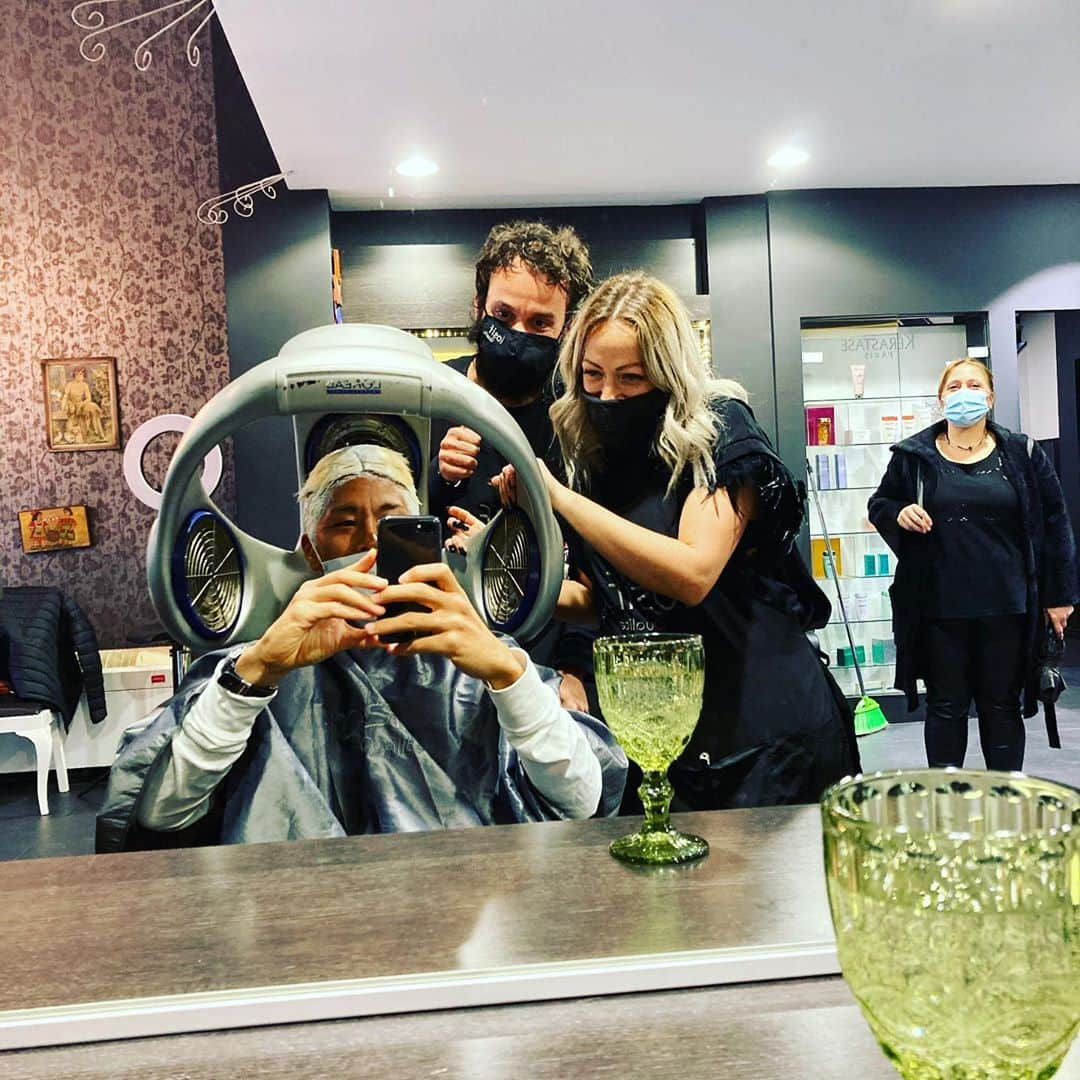 森本貴幸さんのインスタグラム写真 - (森本貴幸Instagram)「Thank you for cutting my hair! #greece#kozani#hairsalon @iosif.lazaridis  遠征先で必ず現地の床屋に行く田嶋さんを見習って髪切って来ました。 #ギリシャ#コザニ#美容院#ロックダウン#現地の美容院#全ては人間性#ギリシャ語#田嶋幸三　さん」11月6日 19時07分 - morimototakayuki9