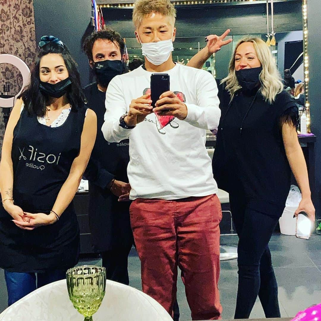 森本貴幸のインスタグラム：「Thank you for cutting my hair! #greece#kozani#hairsalon @iosif.lazaridis  遠征先で必ず現地の床屋に行く田嶋さんを見習って髪切って来ました。 #ギリシャ#コザニ#美容院#ロックダウン#現地の美容院#全ては人間性#ギリシャ語#田嶋幸三　さん」