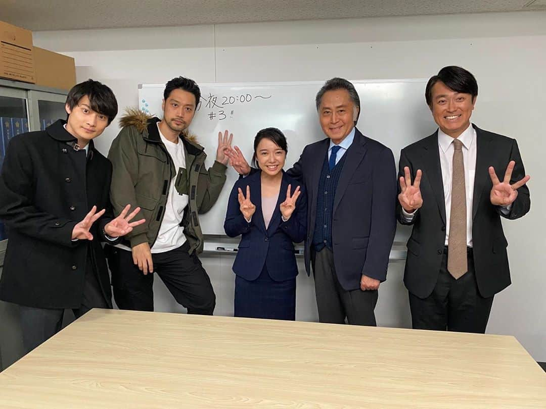 石黒賢のインスタグラム：「まもなく記憶捜査！ 今夜は第3話 アイシテルの謎は？ 今晩8時お楽しみに！ . 📺11/6(金)20時〜第3話 テレビ東京『記憶捜査2〜新宿東署事件ファイル〜』 . #記憶捜査  #北大路欣也 さん #上白石萌音 さん #内田朝陽 さん #松本大志 さん #テレビ東京  #ドラマ  #刑事課  #司法係  #チームワーク  #バッチリ  #絶賛撮影中  #アイシテル …!? #本日  #第3話  #👍🏻」