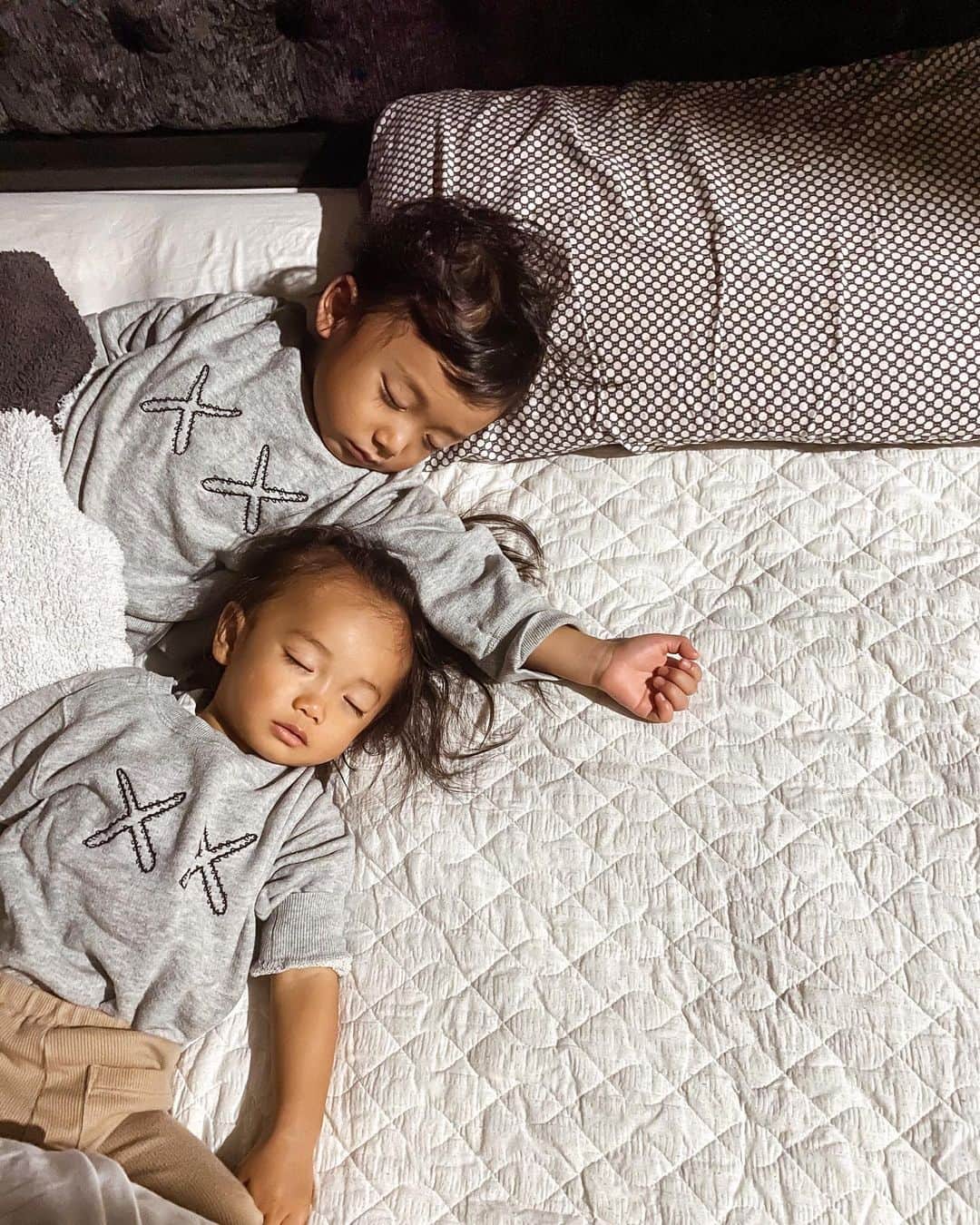 谷口紗耶香のインスタグラム：「今日は初めての遠足に行ってお兄ちゃんはお疲れ👏🏼💤 妹はずっっとくっついてまわってて最近の二人のやりとりが本当に可愛いんだなぁ。笑 そろそろトアくんも赤ちゃんぽさが無くなってきちゃう歳に近づいてきたし なんだか寂しいな〜なんて🤣 ・ お姉ちゃんは相変わらずなんでも一人でこなすのでもはや私からしたら小さい大人。w 今日も賑やかな　我が家でした♡ ・さて明日はどこ行こかー🤟🏼」