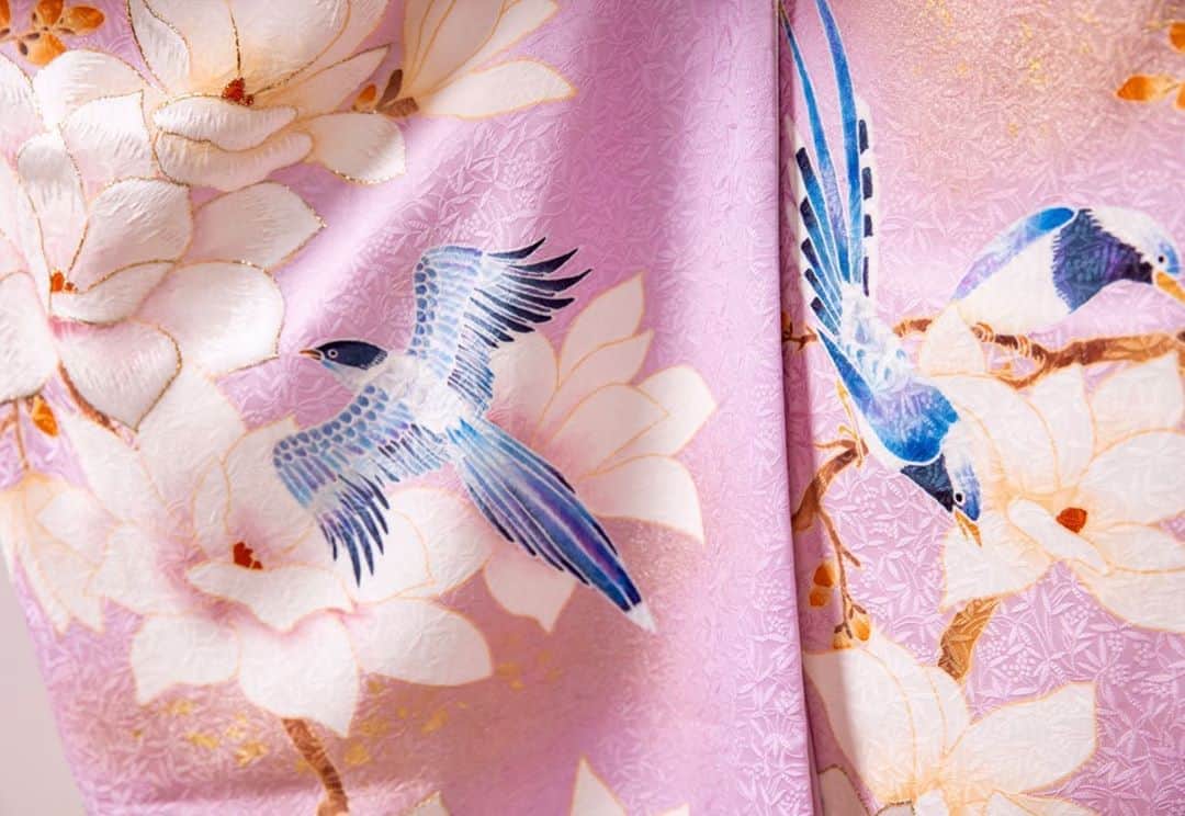 JUNOのインスタグラム：「JUNO Original KIMONO  125年前 呉服屋として創業したのが 私たちJUNOの前身です  これからも変わることなく 日本の伝統美術の美しさを 着物をとおして 皆さまへお届けできます様に  思いを込めて オリジナル着物を作成しています  ・・・・・・  こぶし木蓮に尾長と蝶 No. 01-5033  純国産絹糸からつくられた生地を 京手描友禅で染めあげています  独特の絹の光沢と 地色の淡紅藤の柔らかな色味は はんなりとした味わいを醸し出します  人生の幸せの訪れをあらわす こぶし 木蓮と尾長（鳥） 蝶 を友禅染で描いた 喜びあふれる色打掛です  #inesdisanto﻿ #MARCHESA﻿ #antonioriva﻿ #naeemkhan﻿ #inmaculada﻿ #kennethpool﻿ #zacposen﻿ #juno﻿ #junowedding﻿ #wedding﻿ #weddingdress﻿ #viktorandrolf ﻿ #lenamedoyeff ﻿ #ジュノ﻿ #ウエディング﻿ #ウェディング﻿ #ウエディングドレス﻿ #ウェディングドレス﻿ #ドレス﻿ #プレ花嫁﻿ #2020冬婚﻿ #2021春婚﻿ #福岡花嫁﻿ #東京花嫁﻿ #九州花嫁﻿ #関東花嫁 #和婚 #神社挙式」