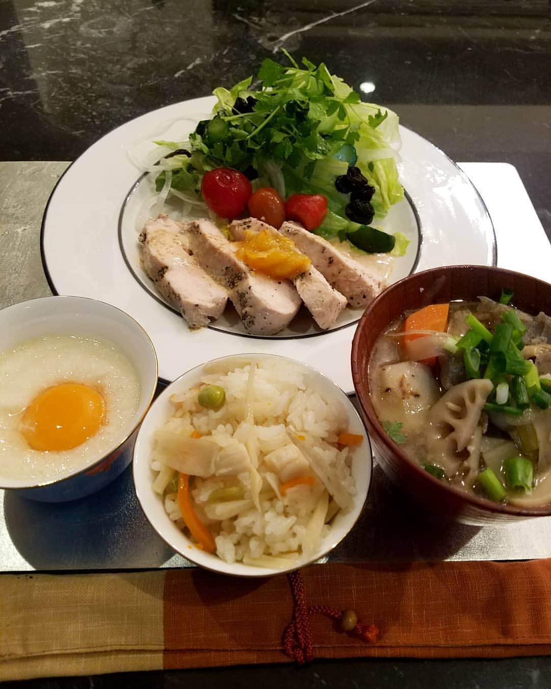 黒田啓蔵さんのインスタグラム写真 - (黒田啓蔵Instagram)「今日もお疲れ様でした。 夜ご飯は、家ご飯✨ 低温調理のとりのむね肉と豚汁、長芋のとろろ、炊き込みご飯で 明日は、新宿で映画の舞台挨拶の仕事です。 明日も素敵な１日になりますように✨ #夜ご飯#家ご飯✨#低温調理#とりのむね肉#サラダ#ぐだくさん#豚汁#長芋#とろろ #炊き込みご飯 #明日は #新宿 #映画の舞台挨拶」11月6日 19時20分 - kurodakeizo