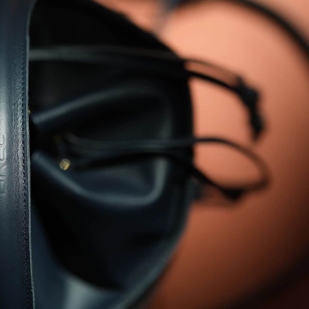 のインスタグラム：「Small details make the difference.  The high-quality seam on a handle, for example.  . . .  Photo by @fabianlueck   #breesince1970 #madetomakeadifference #autumnwinter2020 #handbags #leatherbags #purequality #purefashion #sustainablefashion」