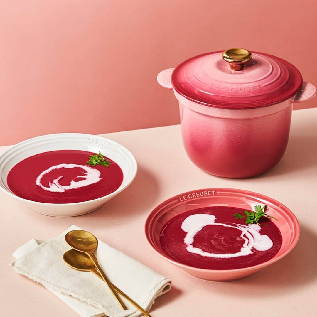 Le Creuset Japon　ル・クルーゼ ジャポンさんのインスタグラム写真 - (Le Creuset Japon　ル・クルーゼ ジャポンInstagram)「鮮やかなビーツの色が映えるスープです。  【ル・クルーゼ公式レシピ】ビーツとココナッツのスープ  材料 【4～6人分／ココット・エブリィ 18 使用】 ビーツ水煮缶（加糖・加塩） 2缶 ※1缶425g（固形量　200g） 玉ねぎ　200g セロリ　1/2本 スライスベーコン　70g 　 ココナッツミルク　330g 牛乳　100ml 　 塩　適宜 オリーブオイル　大さじ1 仕上げ用　ココナッツミルク　適宜 イタリアンパセリ　適宜  ＜下準備＞ ・玉ねぎ、セロリは薄切りにし、ベーコンは細切りにする。 ・分量のココナッツミルクから、飾り用を取り置く。  作り方  1. 鍋にオリーブオイルを中火で熱し、玉ねぎ、セロリ、ベーコンを加えて玉ねぎがしんなりするまで炒める。 2. ビーツを缶の煮汁ごと加えて沸かし、弱火に落としてフタをし、10分加熱する。 3. 粗熱が取れてから2をジューサーミキサーでなめらかになるまで攪拌し、鍋に戻し入れる。ココナッツミルク、牛乳を加えて温める。 4. 必要であれば塩で味をととのえて器に盛り、ココナッツミルク、イタリアンパセリを飾る。  #ルクルーゼ #lecreuset #ルクルーゼのある食卓 #クッキングラム #cookingram #キッチングラム #おしゃれレシピ #レシピ #テーブルウェア #食卓 #手料理 #ルクルーゼごはん #手料理グラム #ルクルーゼ公式レシピ #ココットロンド #ビーツ #スープ #ビーツ料理 #スープ #スープレシピ」11月6日 19時22分 - lecreusetjapon