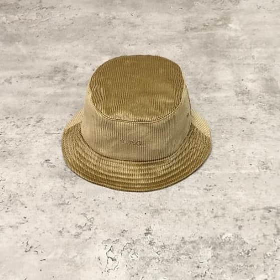 アーペーセーのインスタグラム：「A.P.C. F/W 2020⠀ ⠀ Alex bucket hat in corduroy with tone-on-tone A.P.C. logo. Available in military khaki. ⠀ ⠀ Available in stores and at apc.fr⠀ ⠀ Regram @dutchs_hk  ⠀ #APC #APCFW20 #APCaccessories  #MyAPC」