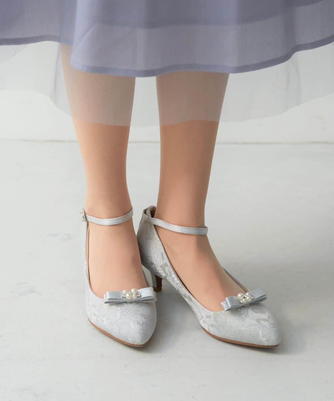 Dorry Dollさんのインスタグラム写真 - (Dorry DollInstagram)「繊細なレース素材を使用した上品なアーモンドトゥパンプス。  リボン型のシューズクリップは取り外しでき、コーディネイトや気分に合わせてカスタマイズ出来る優秀な1点です。  素敵な靴は素敵な場所へ連れて行ってくれます✨  #dorrydoll #ドリードール #謝恩会 #同窓会 #結婚式 #披露宴 #二次会 #女子会 #パーティードレス #オケージョン #お呼ばれ #成人式 #luxebrille #fashion #wedding #shopping #結納  #結婚式コーデ　#デートコーデ　#パーティーシューズ　#パンプス」11月6日 19時26分 - dorry_doll_official
